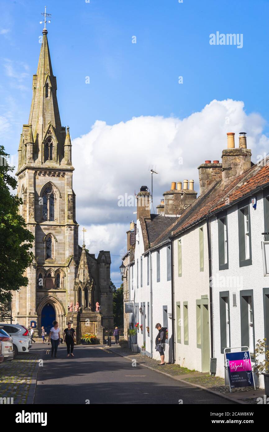 [Falkland, Scozia - ago 2020] Vista di vecchie case nel villaggio storico di Falkland a Fife, Scozia, Regno Unito Foto Stock