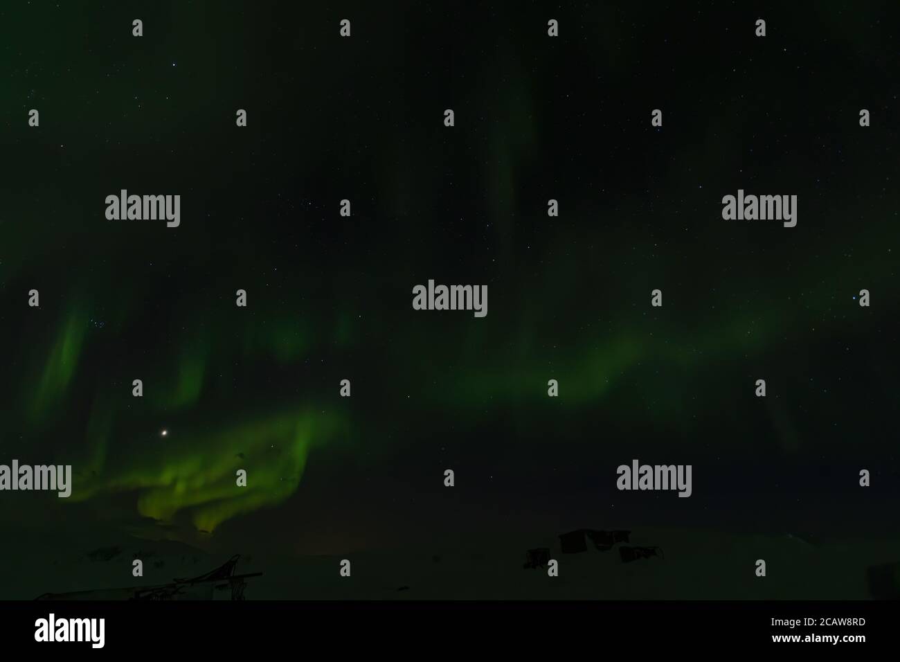 Aurora boreale Borealis su cottage innevati in Lapponia, Svezia Foto Stock