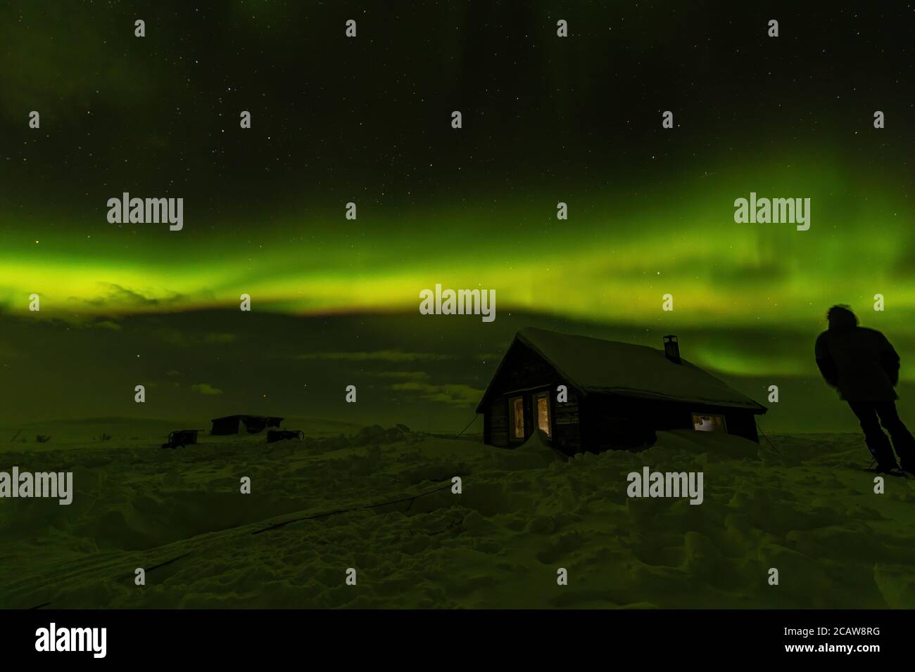 Aurora boreale Borealis su cottage innevati in Lapponia, Svezia Foto Stock