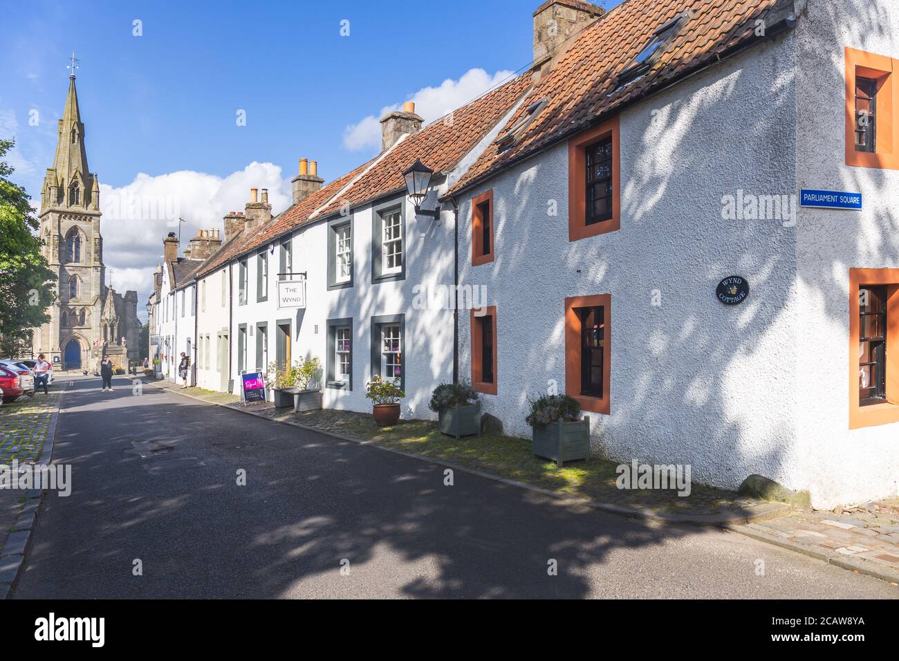 [Falkland, Scozia - ago 2020] Vista di vecchie case nel villaggio storico di Falkland a Fife, Scozia, Regno Unito Foto Stock