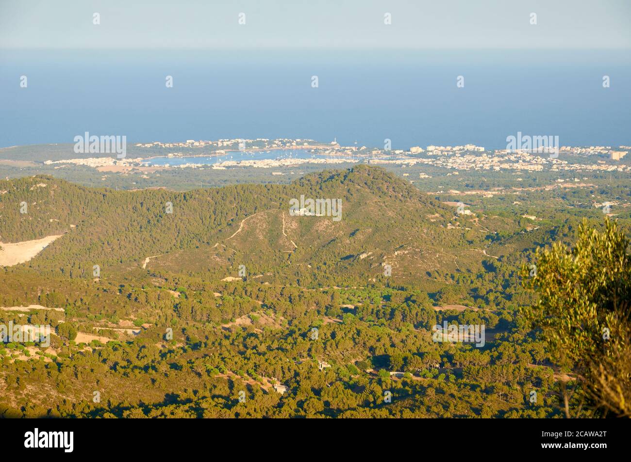 Vista panoramica dal Santuario di Sant Salvador che mostra Portocolom e la costa mediterranea (Felanitx, Maiorca, Isole Baleari, Spagna) Foto Stock