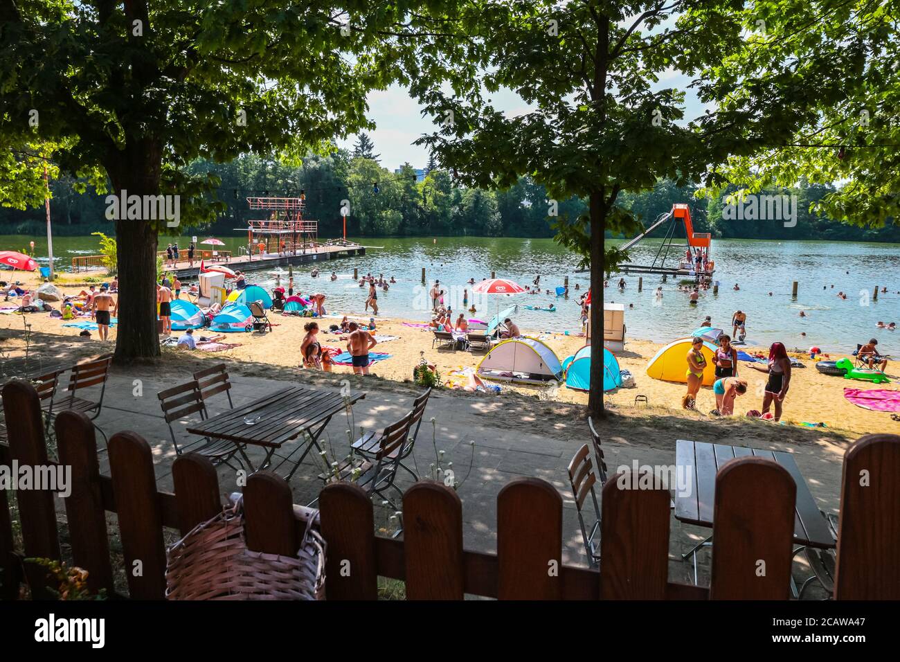 Spiaggia del lago Strandbad Lübars nel quartiere Reinickendorf di Berlino in una calda giornata estiva durante la crisi del coronavirus in Germania. Foto Stock