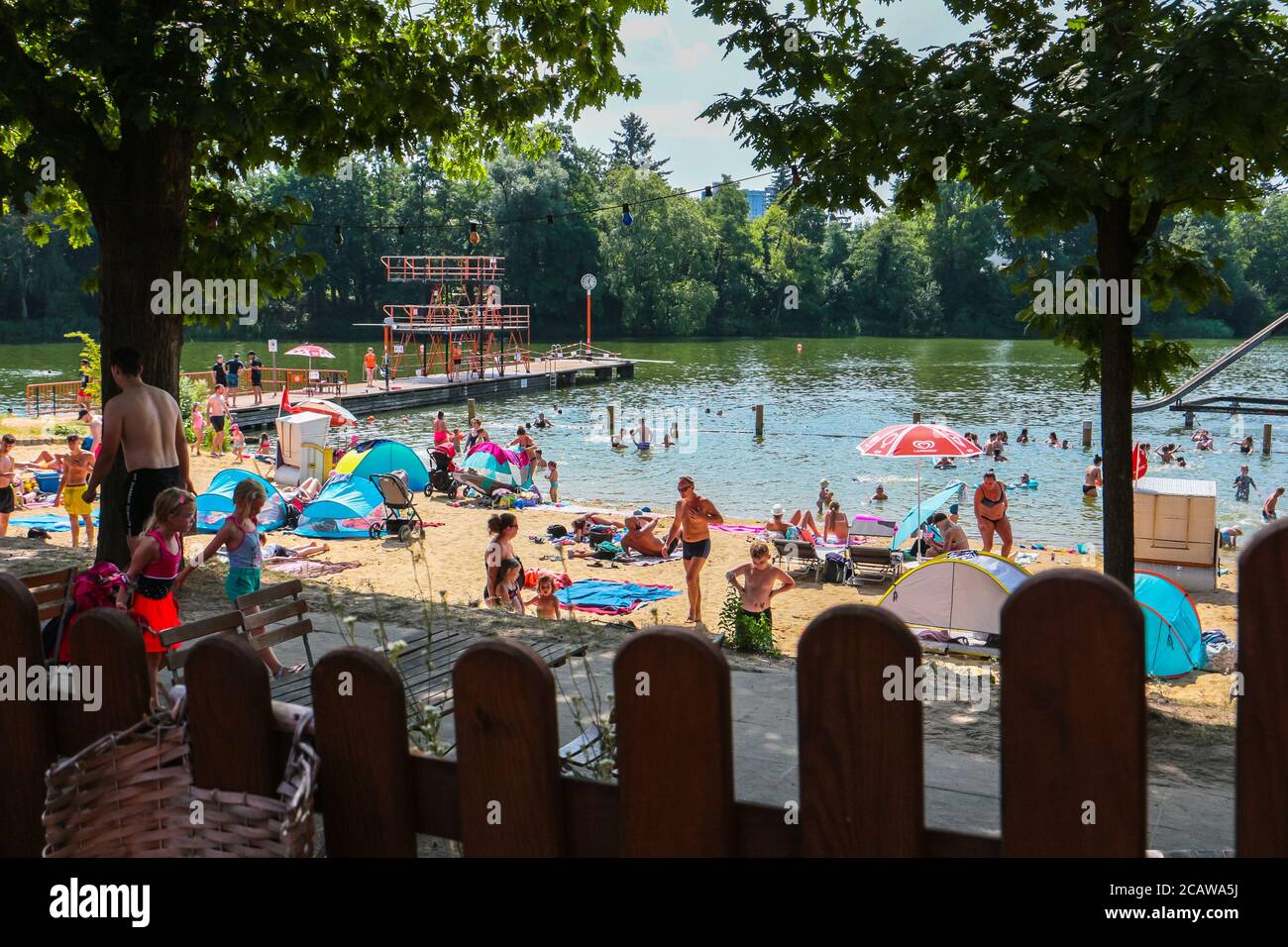 Spiaggia del lago Strandbad Lübars nel quartiere Reinickendorf di Berlino in una calda giornata estiva durante la crisi del coronavirus in Germania. Foto Stock