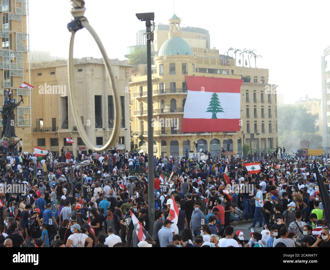 Questa è la rivoluzione che è accaduto nel centro di Beirut dopo l'enorme esplosione del porto che ha danneggiato tutto città e si può vedere la distruzione Foto Stock
