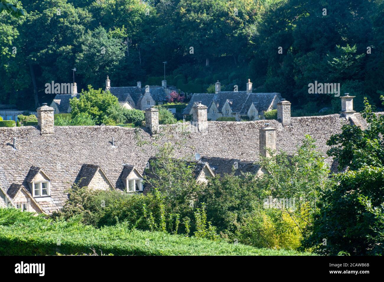 Vista posteriore dei caratteristici cottage di Arlington Row a Cotswolds Foto Stock