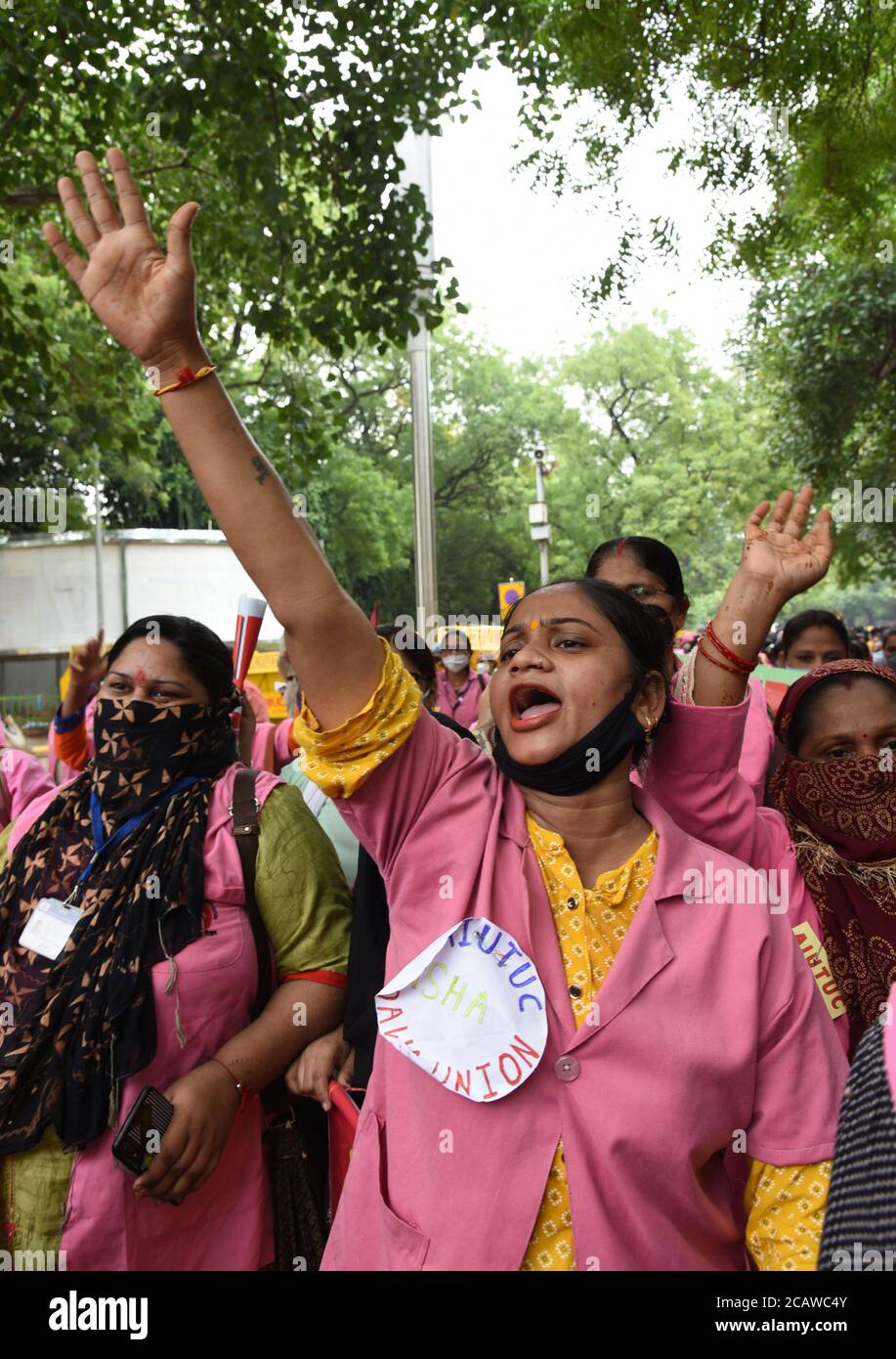 Operatori sanitari a Nuova Delhi, India Domenica 09 agosto 2020 chiedendo salari non retribuiti degli ultimi 5 mesi da parte del governante. Gli attivisti accreditati della Social Health (Asha) a Delhi sono attualmente impegnati in attività di gestione delle pandemie, come condurre indagini porta a porta, soprattutto nelle zone di contenimento, mettere manifesti al di fuori delle case dei pazienti di Covid-19, tenere le schede sulle persone in isolamento domestico e fornire farmaci alle loro porte. Fotografia: Sondeep Shankar Foto Stock