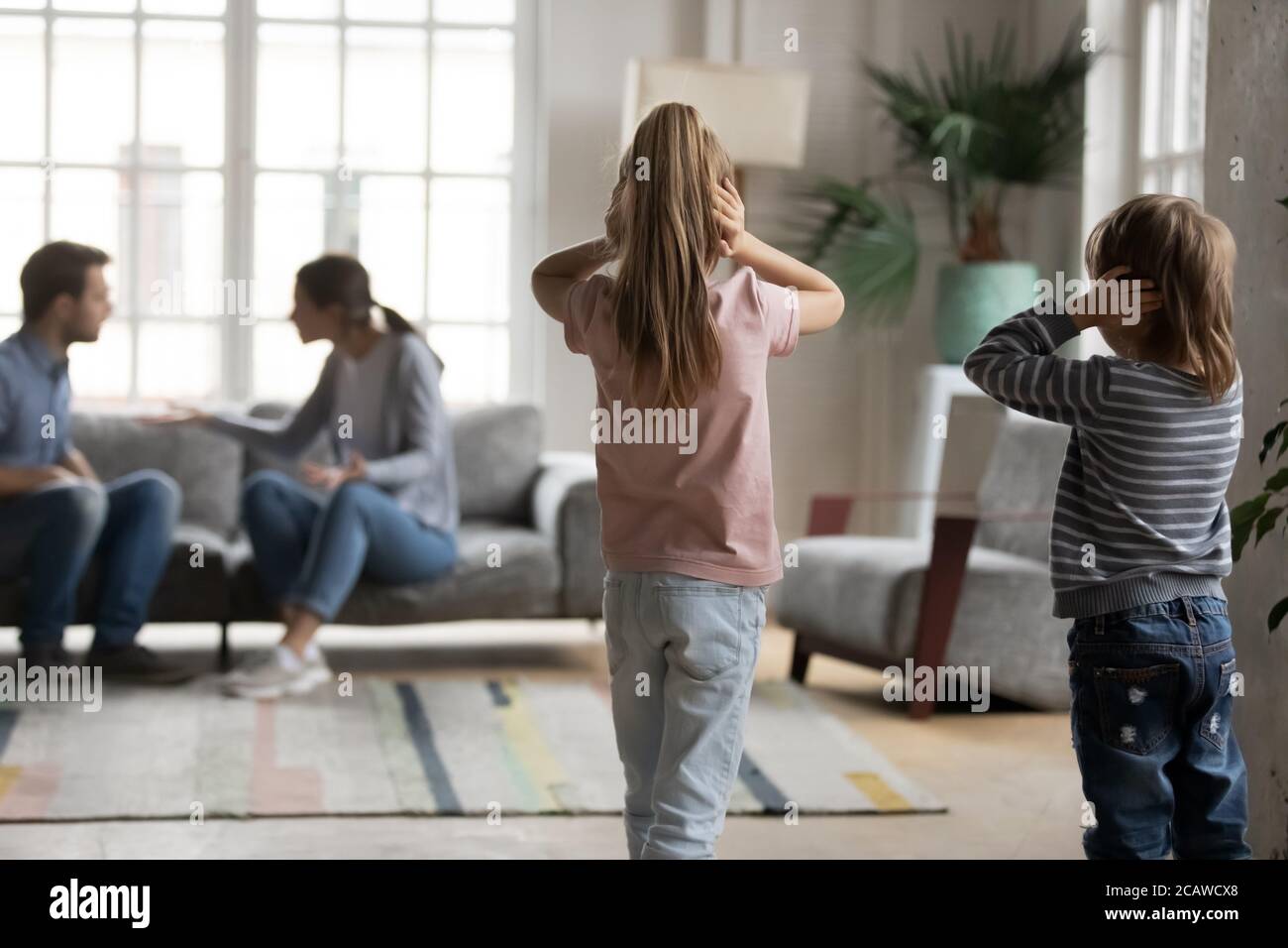 Bambini infelici che guardano ai genitori che discutono. Foto Stock