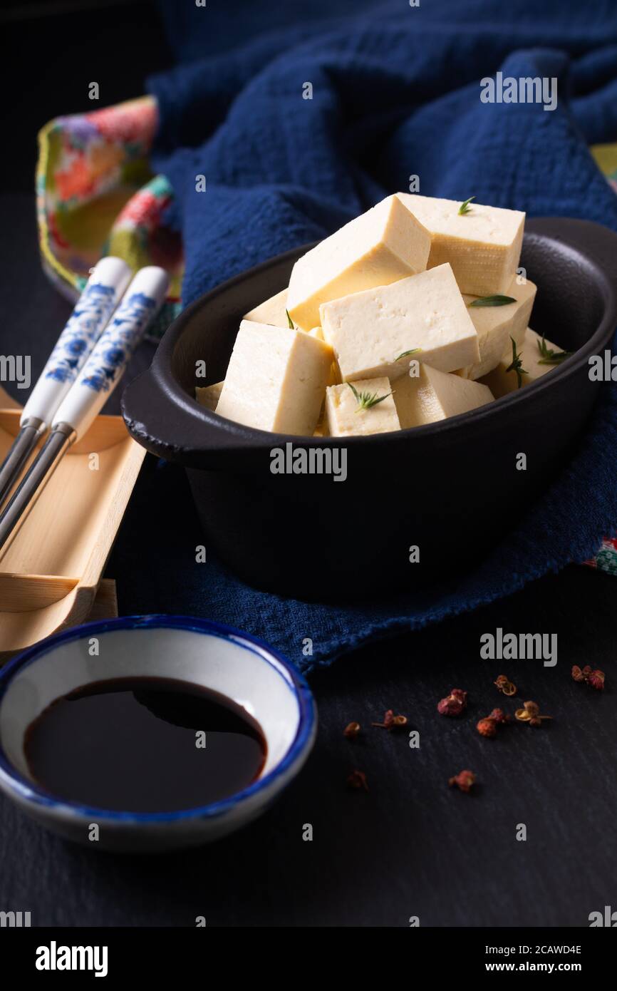 Concetto sano di cibo asiatico tofu organico in tazza nera di ceramica con spazio per la copia Foto Stock