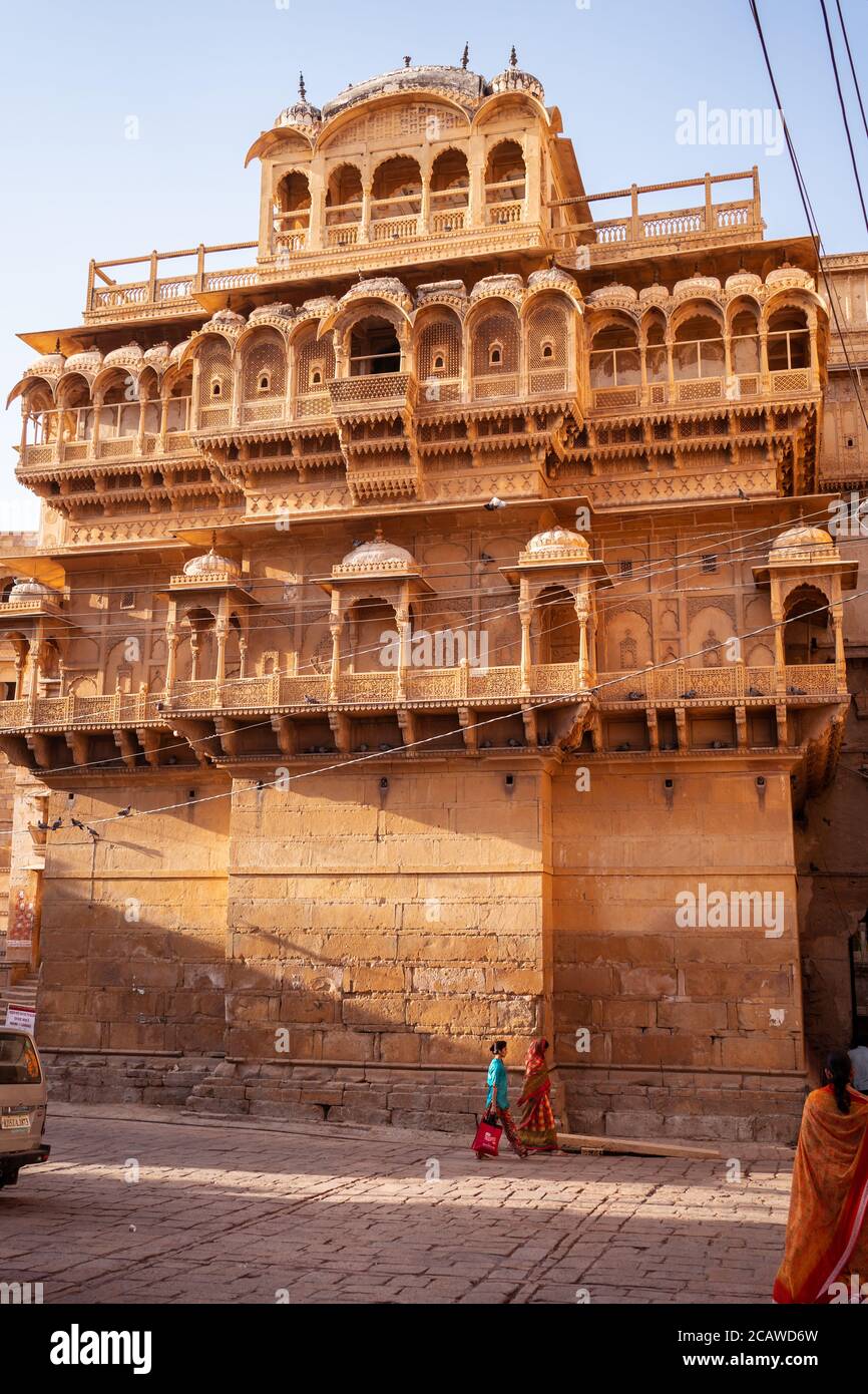 Jaisalmer / India - 19 marzo 2020: Donna indiana a Jaisalmer con edificio storico di bella architettura Foto Stock