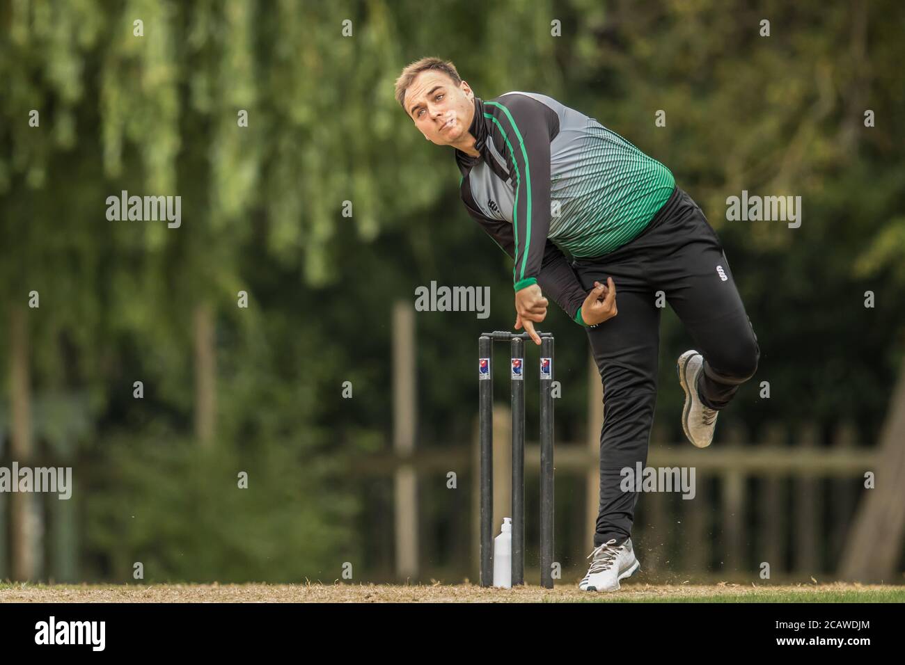 Potters Bar, Hertfordshire, Regno Unito. 8 agosto 2020. Azione ripresa come Potters Bar (kit blu) prendere Hoddesdon (kit grigio al The Walk, Potters Bar. David Rowe/Alamy Live News. Foto Stock