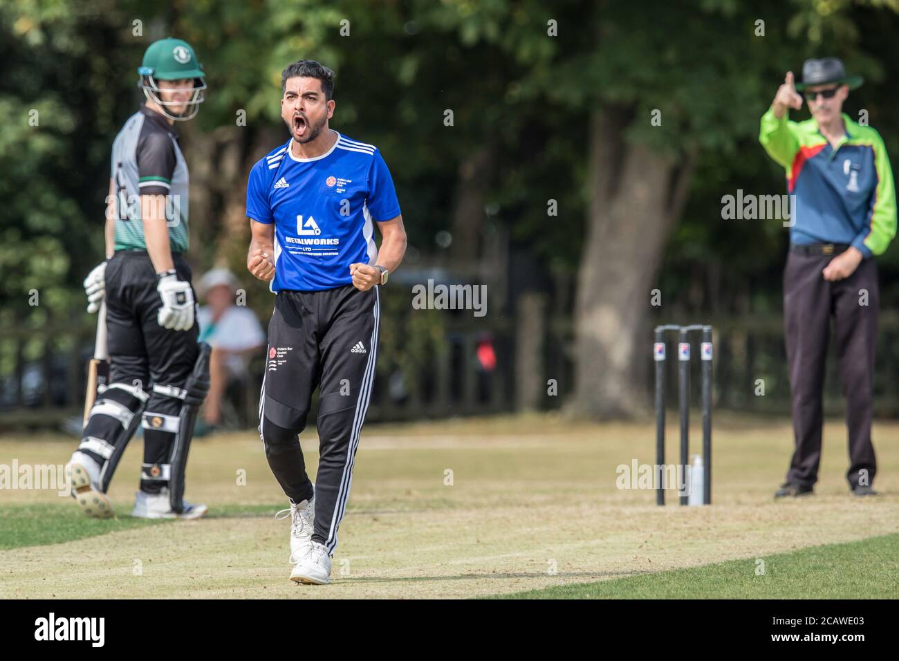 Potters Bar, Hertfordshire, Regno Unito. 8 agosto 2020. Azione ripresa come Potters Bar (kit blu) prendere Hoddesdon (kit grigio al The Walk, Potters Bar. David Rowe/Alamy Live News. Foto Stock