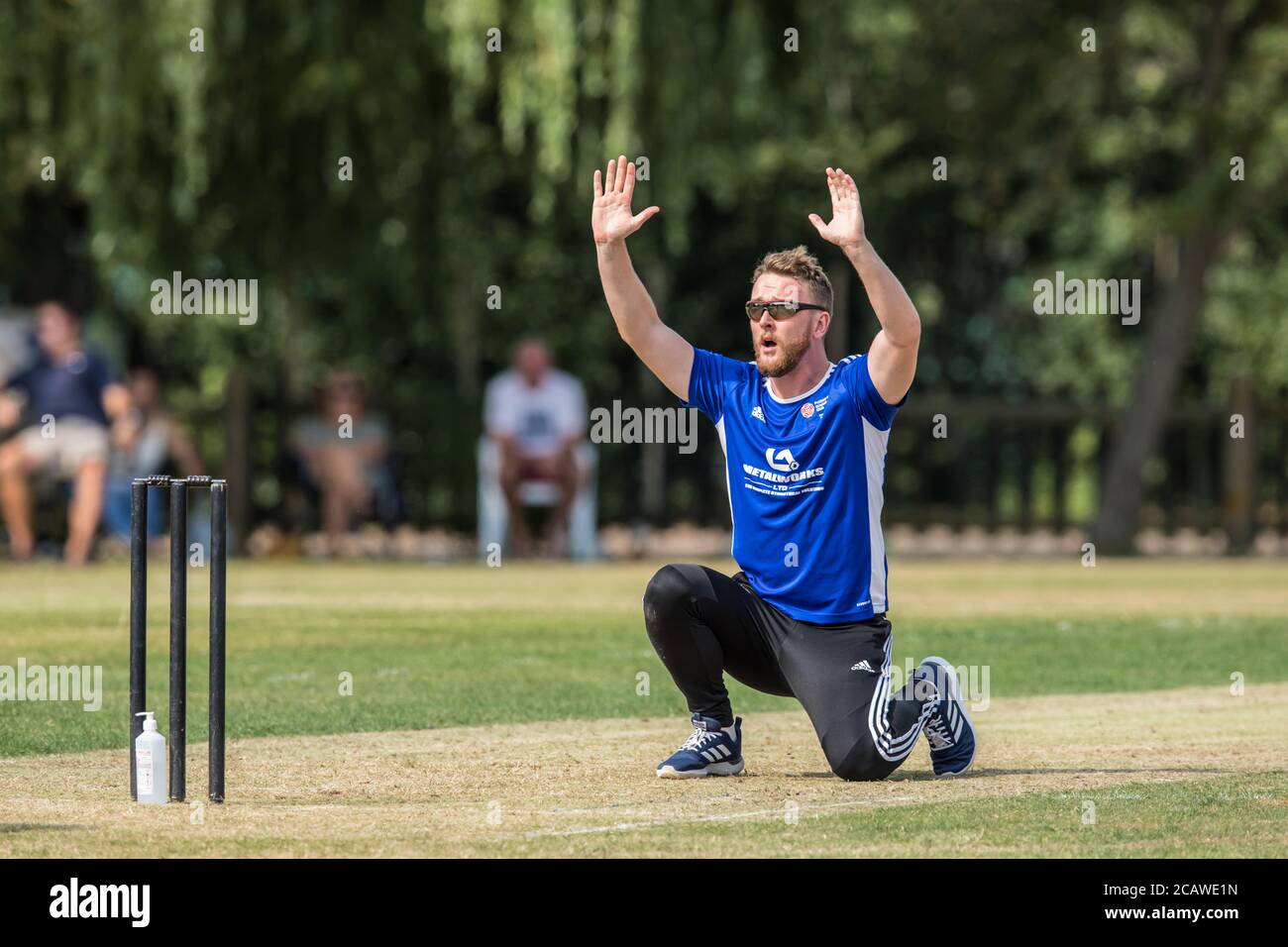 Potters Bar, Hertfordshire, Regno Unito. 8 agosto 2020. Azione ripresa come Potters Bar (kit blu) prendere Hoddesdon (kit grigio al The Walk, Potters Bar. David Rowe/Alamy Live News. Foto Stock