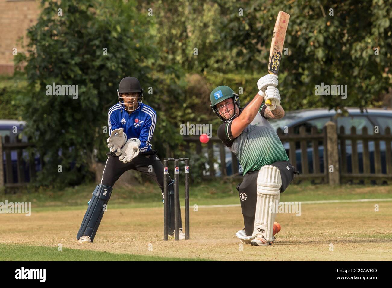 Potters Bar, Hertfordshire, Regno Unito. 8 agosto 2020. Azione ripresa come Potters Bar (kit blu) prendere Hoddesdon (kit grigio al The Walk, Potters Bar. David Rowe/Alamy Live News. Foto Stock