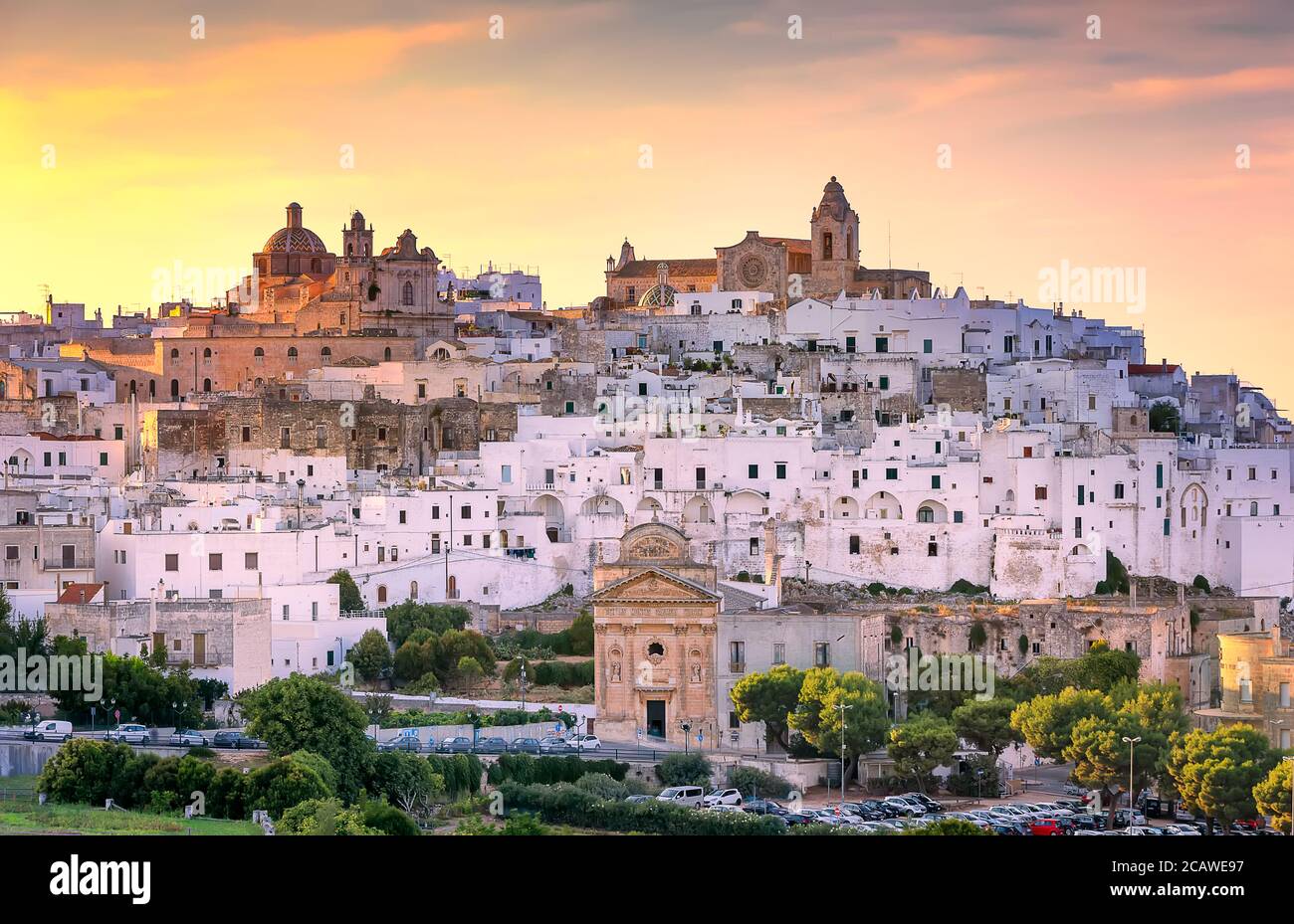Ostuni città al tramonto. Città bianca della regione Puglia, Italia meridionale Foto Stock