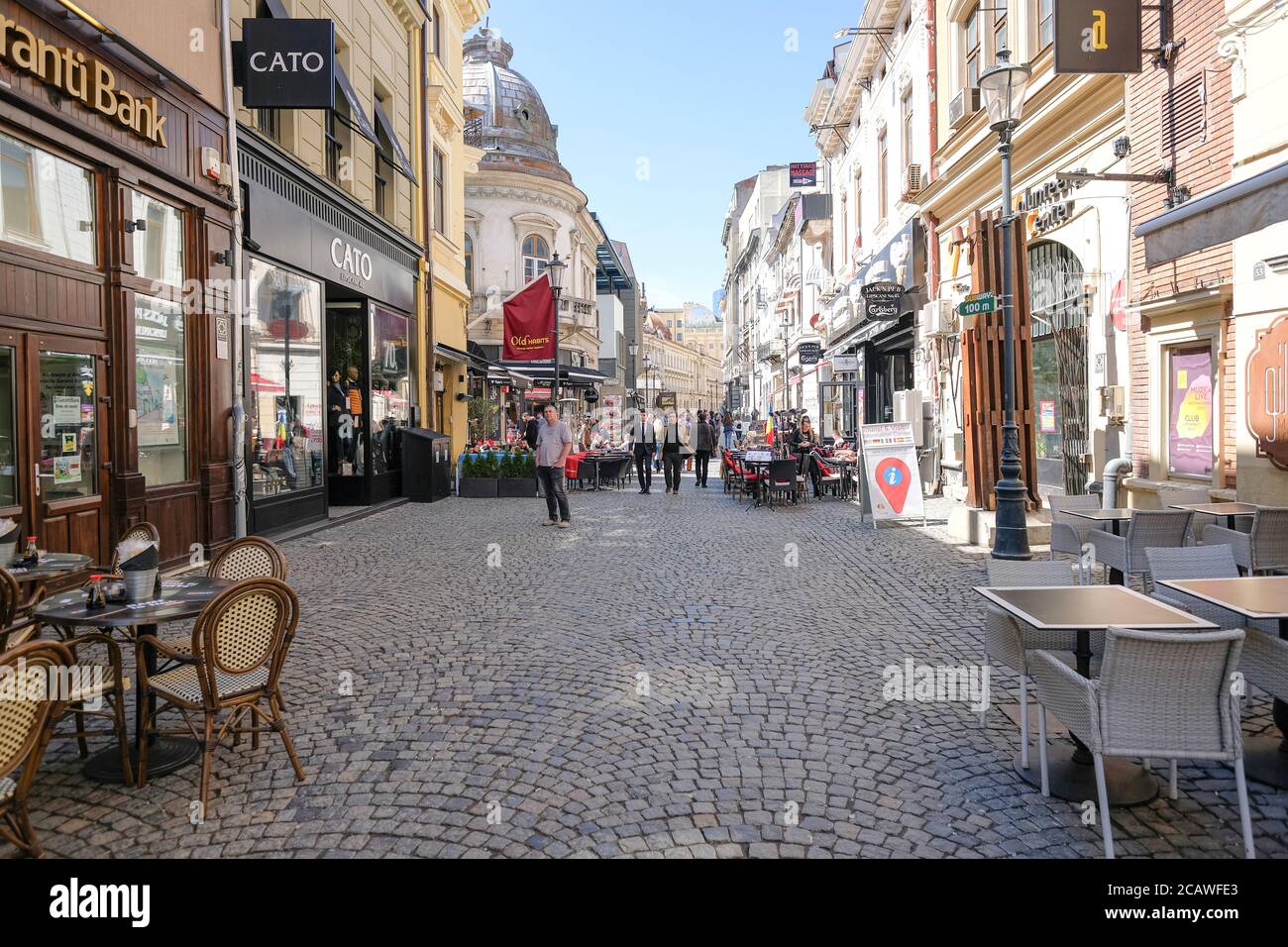Centro storico di Bucarest con la sua architettura in via lipscani, Romania Foto Stock