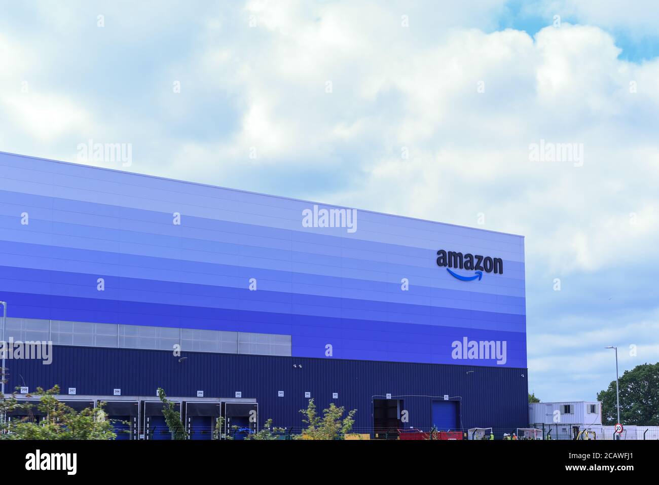 9 agosto 2020 Milton Keynes/ UK - Logo Amazon prime all'esterno dell'edificio del centro di distribuzione Foto Stock