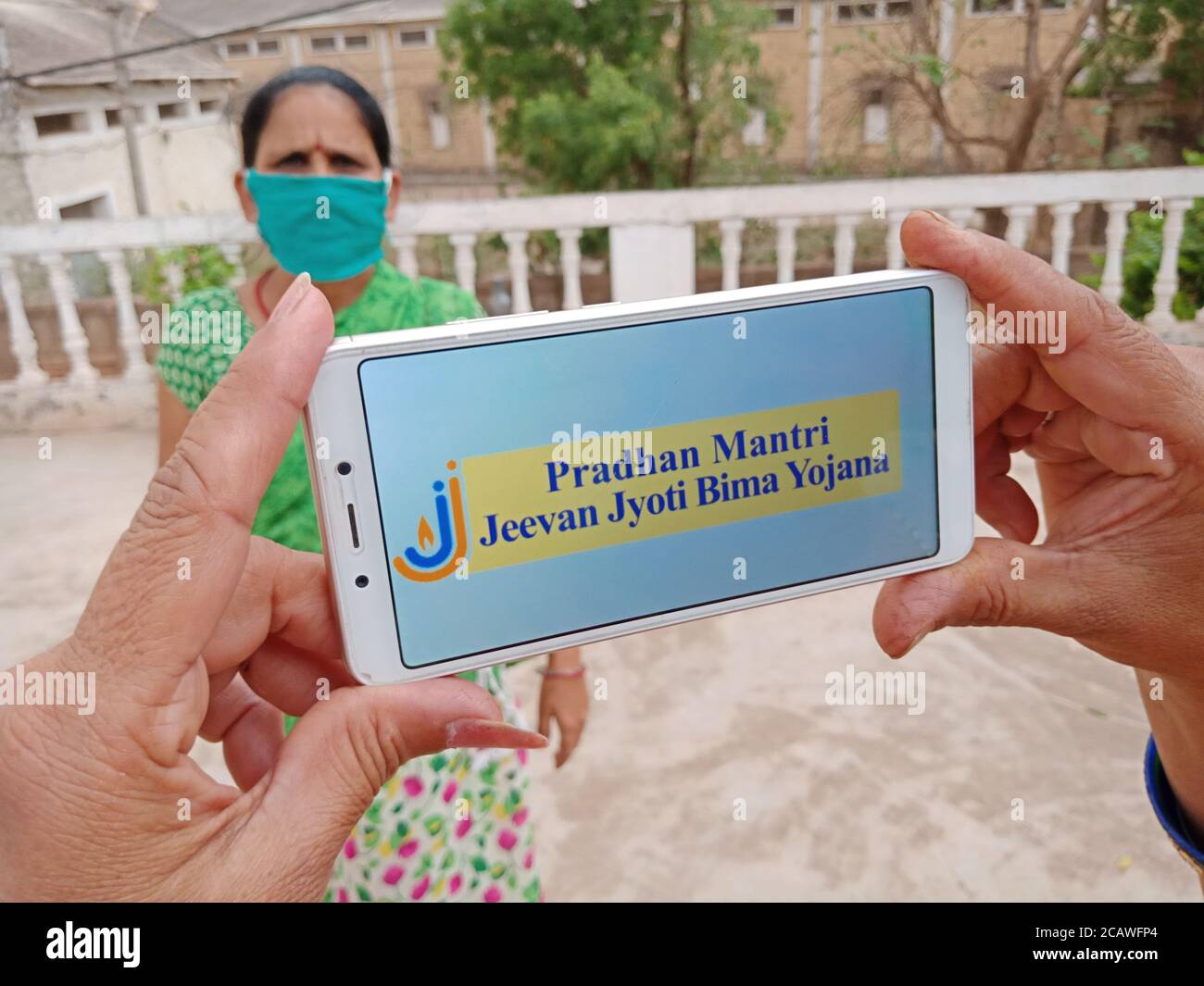 Distretto Katni, Madhya Pradesh, India - 23 maggio 2020: pradhan mantri jeevan jyoti bima yojana schema di governo visualizzato sullo schermo dello smartphone da indi Foto Stock