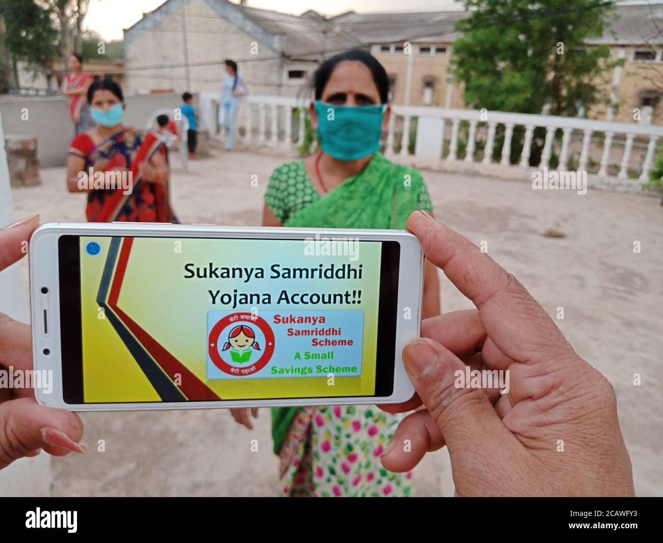 Distretto Katni, Madhya Pradesh, India - 23 maggio 2020: sukanya samriddhi schema di governo visualizzato sullo schermo del telefono intelligente con la mano che tiene il cellulare Foto Stock