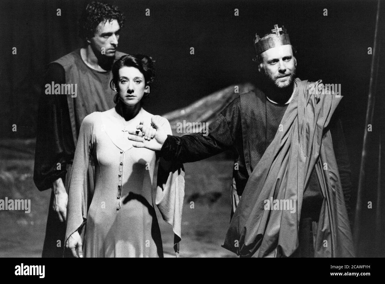 MORTE D'ARTHUR di Sir Thomas Malory drammatizzato e diretto da David Freeman compositore: Nigel Osborne design: David Roger illuminazione: Michael Calf parte II - l-r: Jacques Bourgaux (Launcelot), Robert Swann (Re Artù), Katharine Rogers (Guenever) Chiesa di San Paolo, Hammersmith, Londra W6 / a Lyric Theatre Hammersmith produzione 31/07/1990 (c) Donald Cooper Foto Stock