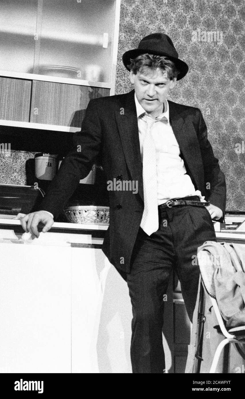 NEMICO PUBBLICO di Kenneth Branagh disegno: Geoff Rose illuminazione: Kevin Sleep combattimenti: Nick Hall coreografia: Julie Fell regista: Malcolm McKay Kenneth Branagh (Tommy Black) Renaissance Theatre Company / Lyric Theatre Hammersmith, Londra W6 1987 (c) Donald Cooper Foto Stock