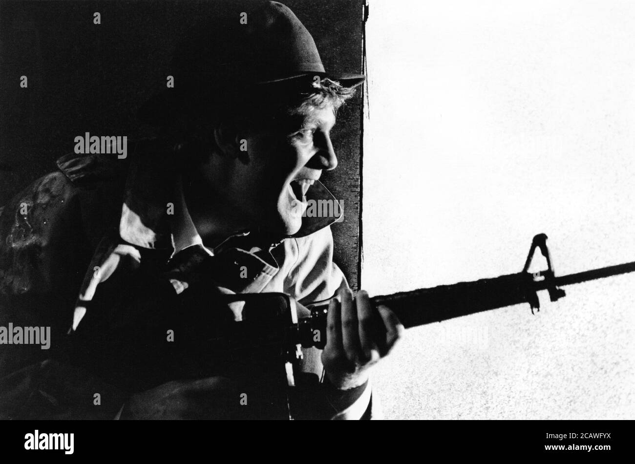 NEMICO PUBBLICO di Kenneth Branagh disegno: Geoff Rose illuminazione: Kevin Sleep combattimenti: Nick Hall coreografia: Julie Fell regista: Malcolm McKay Kenneth Branagh (Tommy Black) Renaissance Theatre Company / Lyric Theatre Hammersmith, Londra W6 1987 (c) Donald Cooper Foto Stock