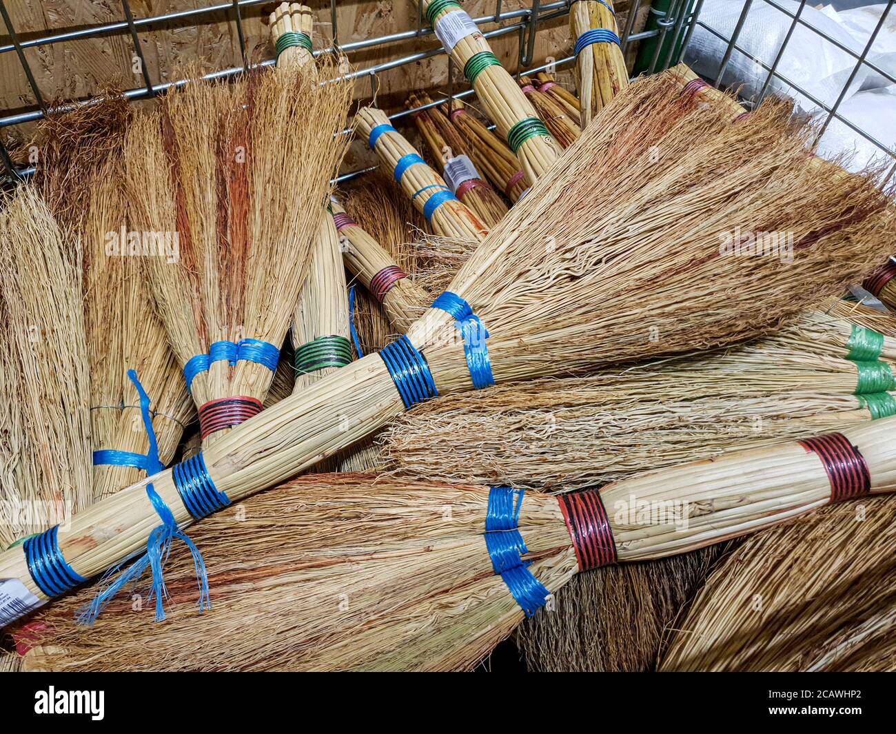 scopa con materie prime naturali, vendita scopa per la pulizia Foto Stock