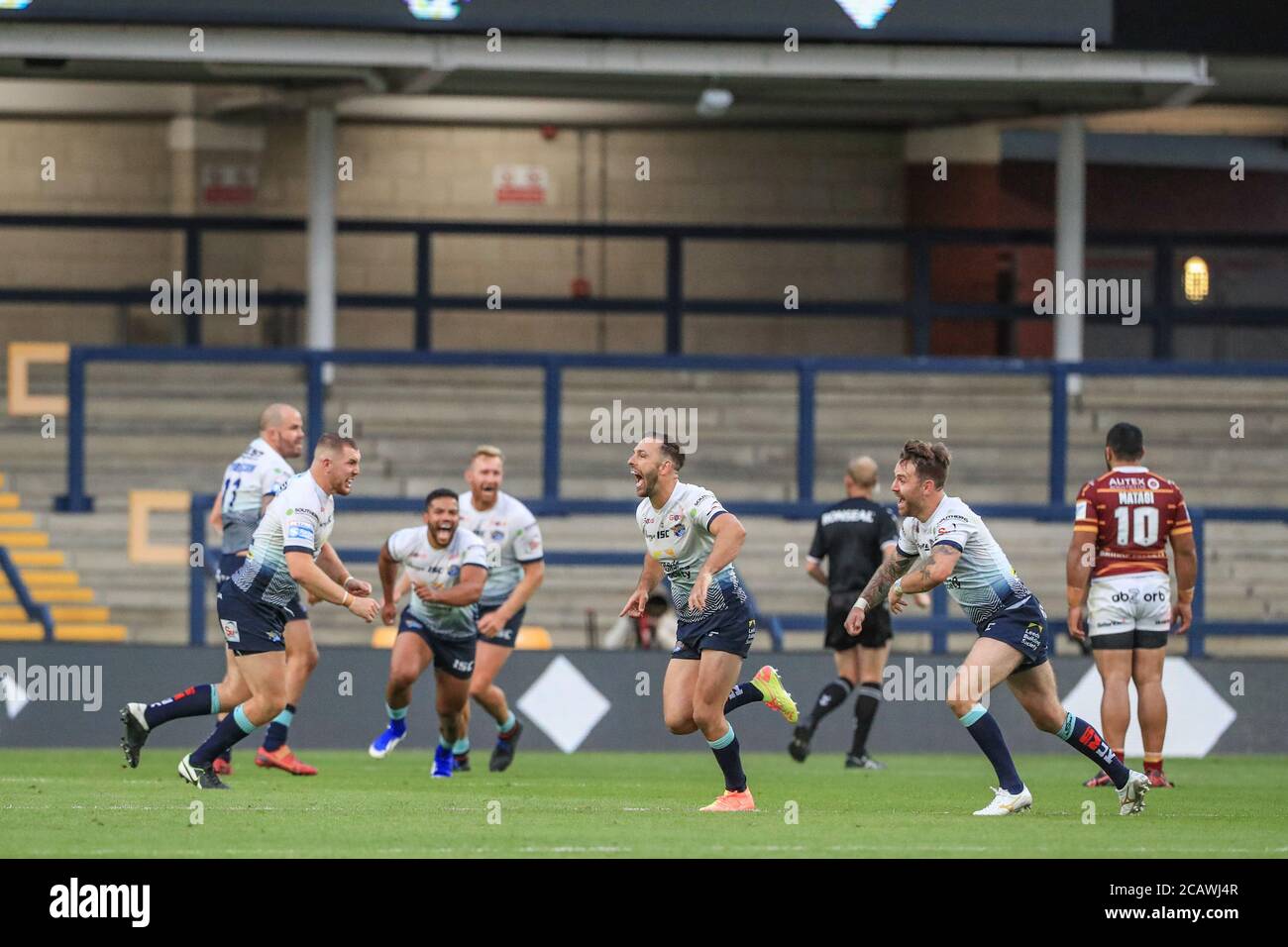 Luke Gale (7) di Leeds Rhinos celebra il suo obiettivo d'oro come Leeds WIN 26-27 Foto Stock