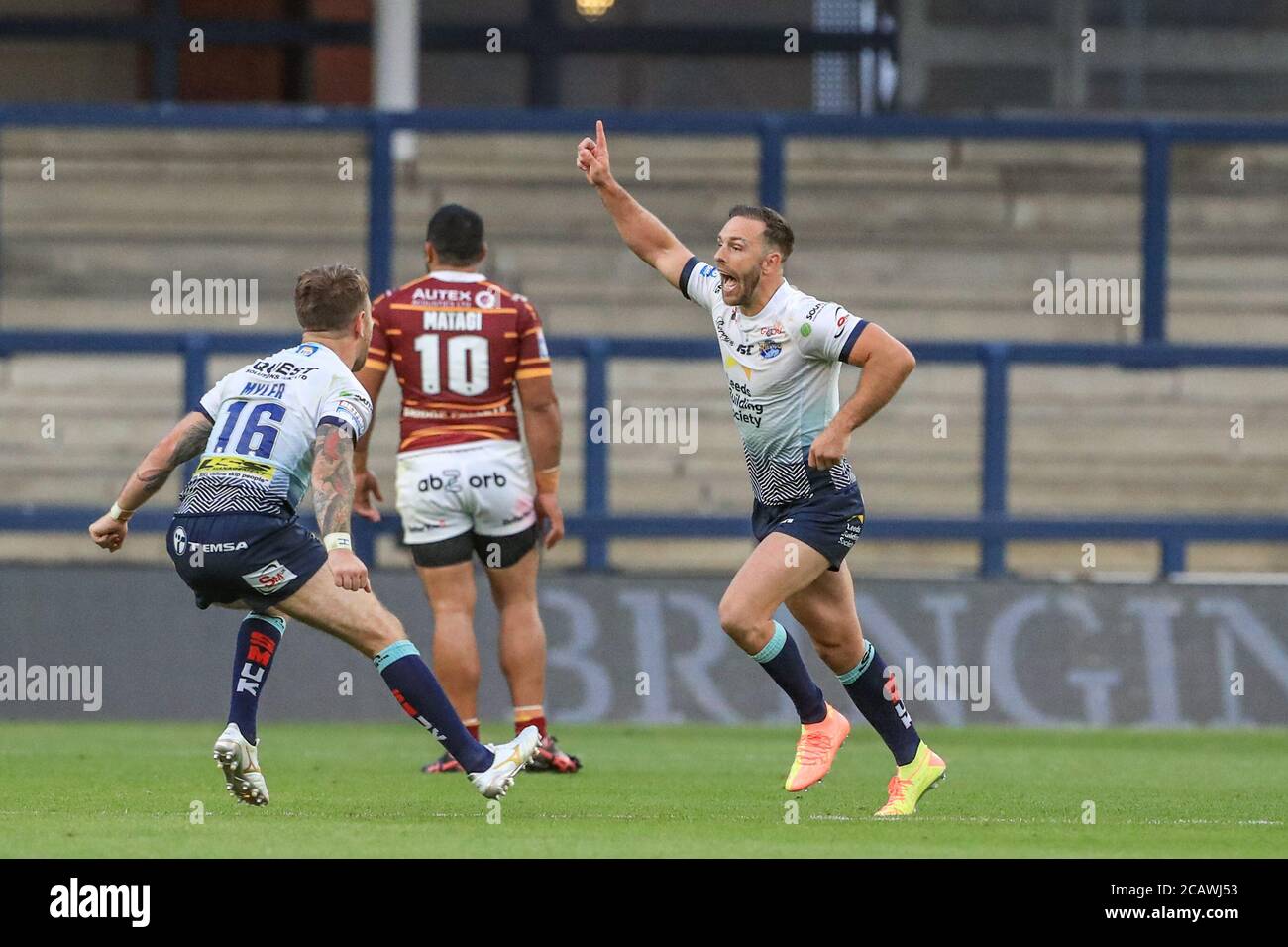 Luke Gale (7) di Leeds Rhinos celebra il suo obiettivo d'oro come Leeds WIN 26-27 Foto Stock