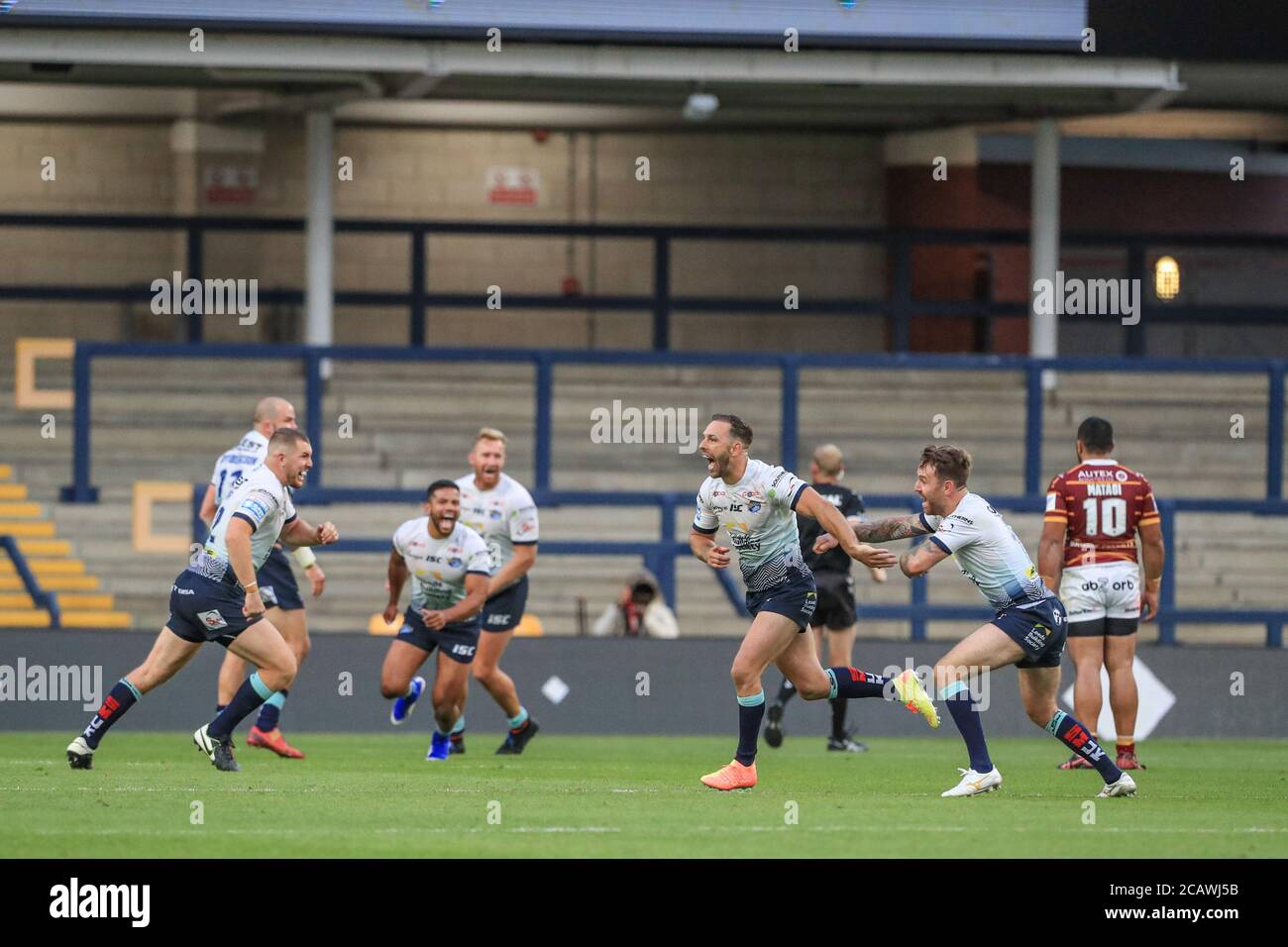 Luke Gale (7) di Leeds Rhinos celebra il suo obiettivo d'oro come Leeds WIN 26-27 Foto Stock