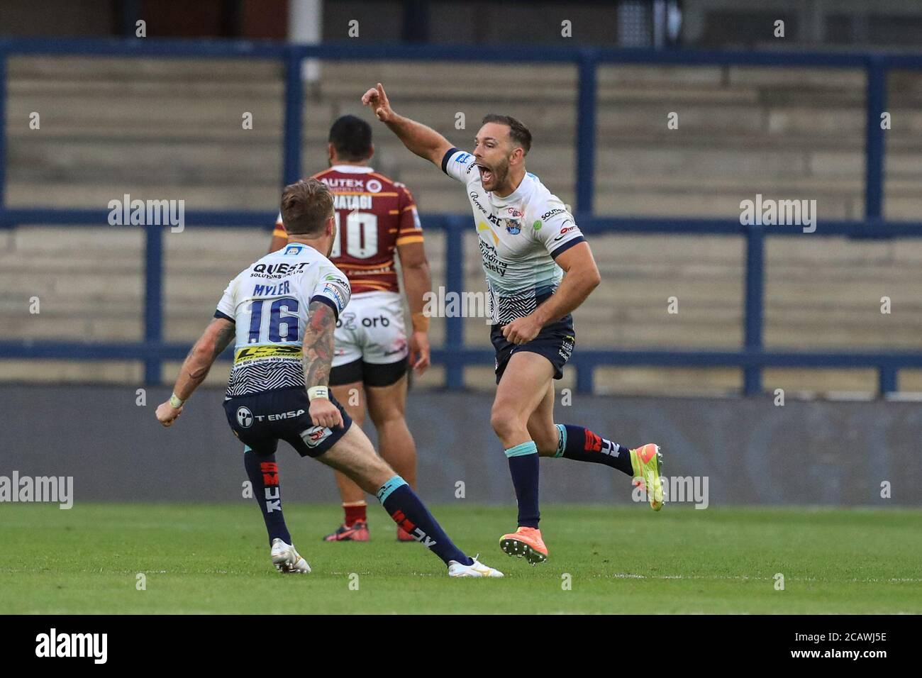 Luke Gale (7) di Leeds Rhinos celebra il suo obiettivo d'oro come Leeds WIN 26-27 Foto Stock