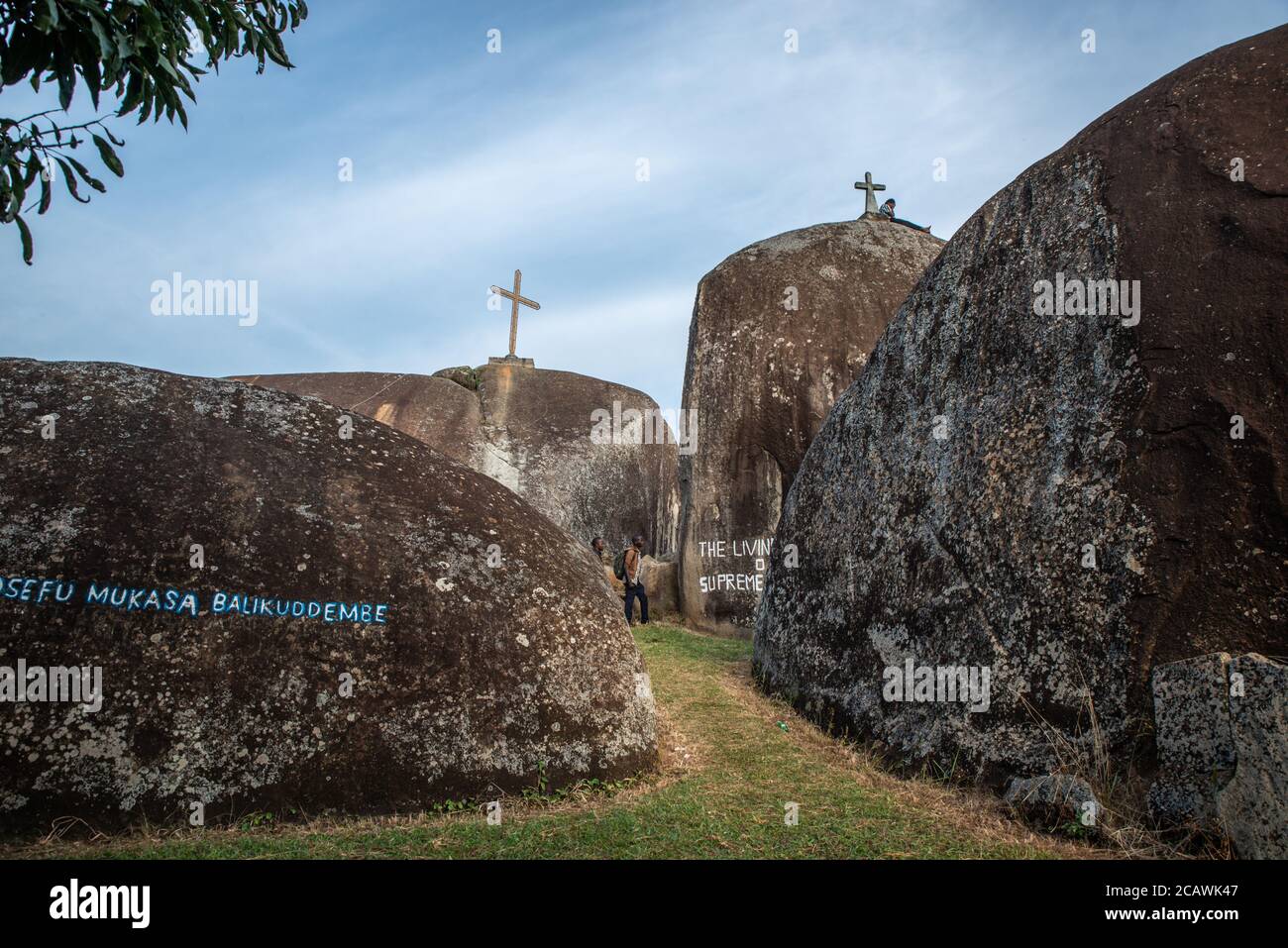 Un pellegrino sulla cima di una roccia nel sito di pellegrinaggio Katoosa Martyrs villa, distretto di Kyjojjo, Uganda Foto Stock