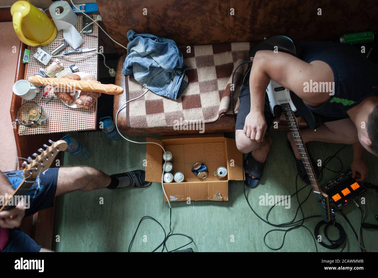 Marinai che suonano chitarre alla cabina della nave Foto Stock