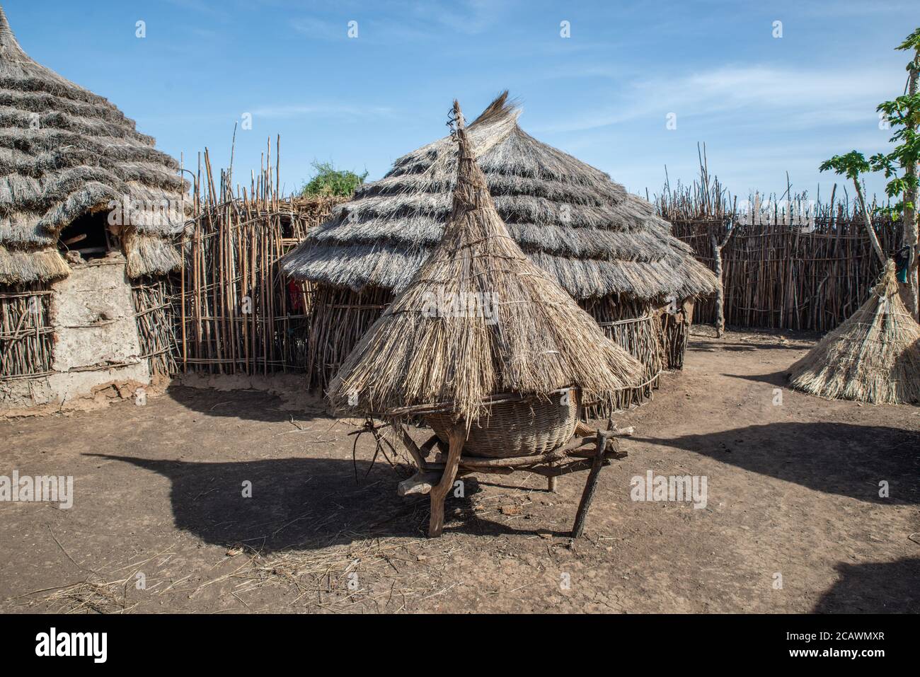 Capanne e negozi di alimentari in un villaggio di Karamejong, distretto di Moroto, Uganda Foto Stock