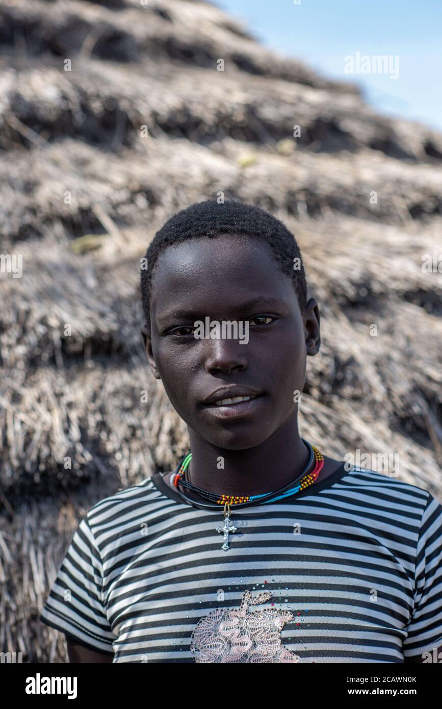 Ritratto di un ragazzo Karamejong nel suo villaggio, distretto di Moroto, Uganda Foto Stock