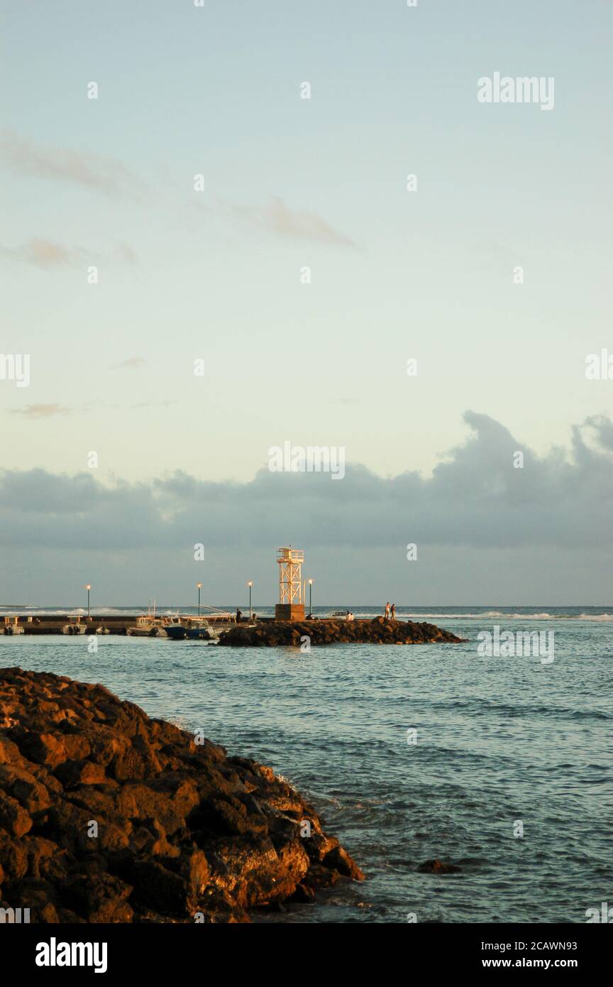 Tramonto su un molo durante l'inverno a Etang Salé, Reunion Island Foto Stock