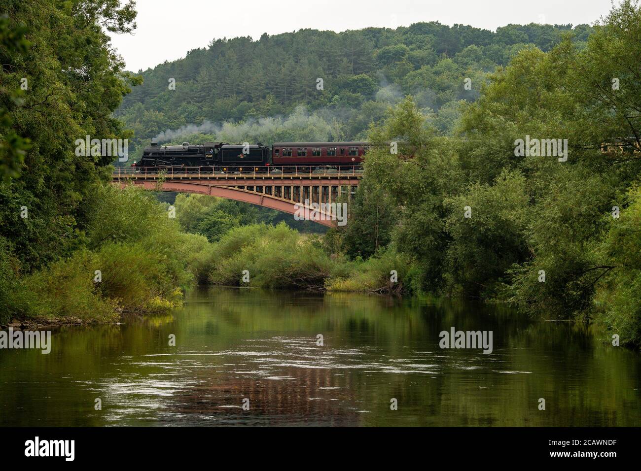 Una locomotiva a vapore attraversa il Victoria Bridge sulla Severn Valley Railway a Bewdley, Worcestershire. Foto Stock