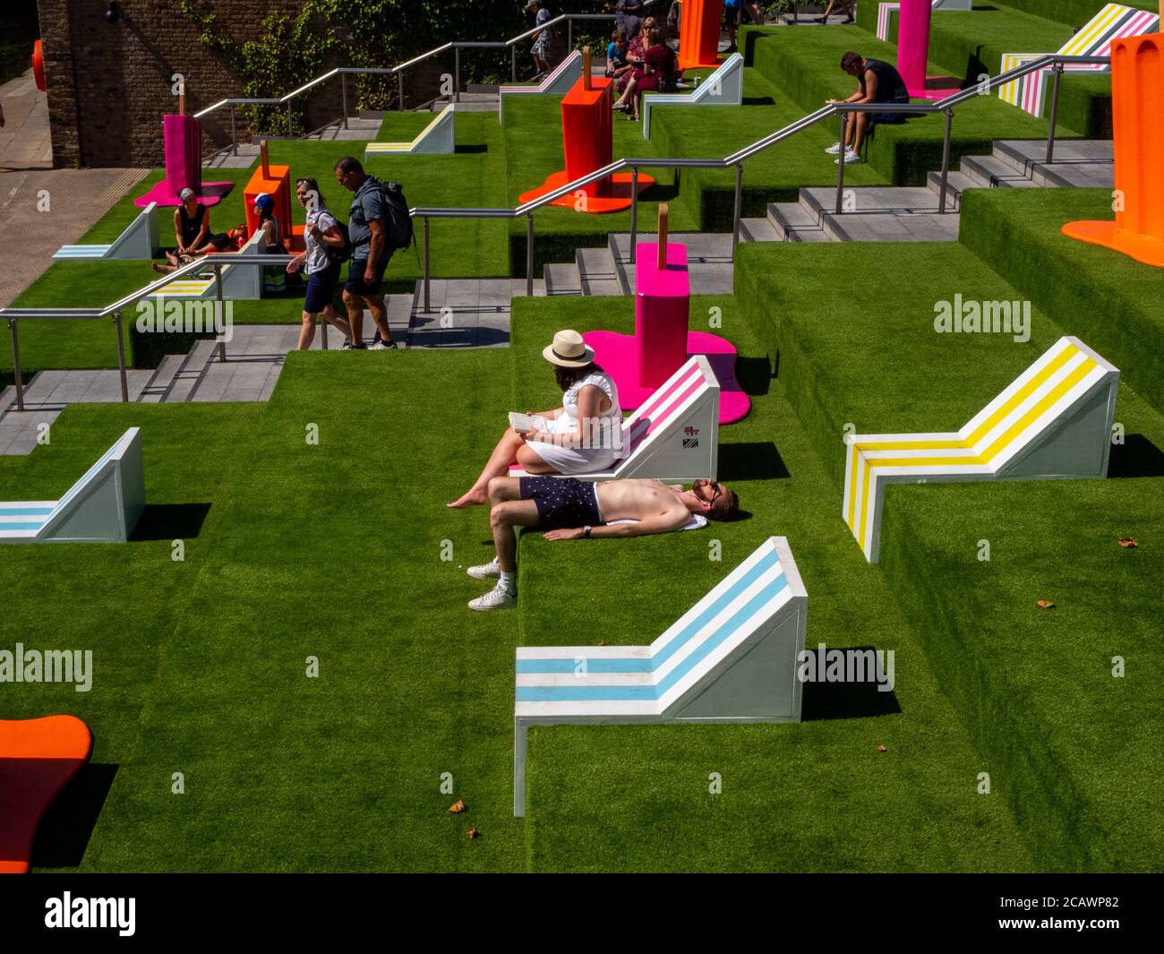 I visitatori di Granary Square, King's Cross, potranno godersi il caldo. Foto Stock