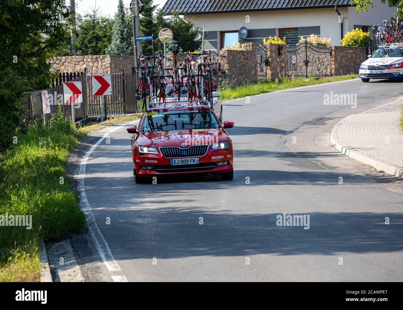 Cracovia, Polonia - 4 agosto 2018: Veicolo a squadre sul percorso della gara ciclistica Tour de Poologne. TDP fa parte del prestigioso UCI World Tour. Skoda del Team di Cofidis Foto Stock