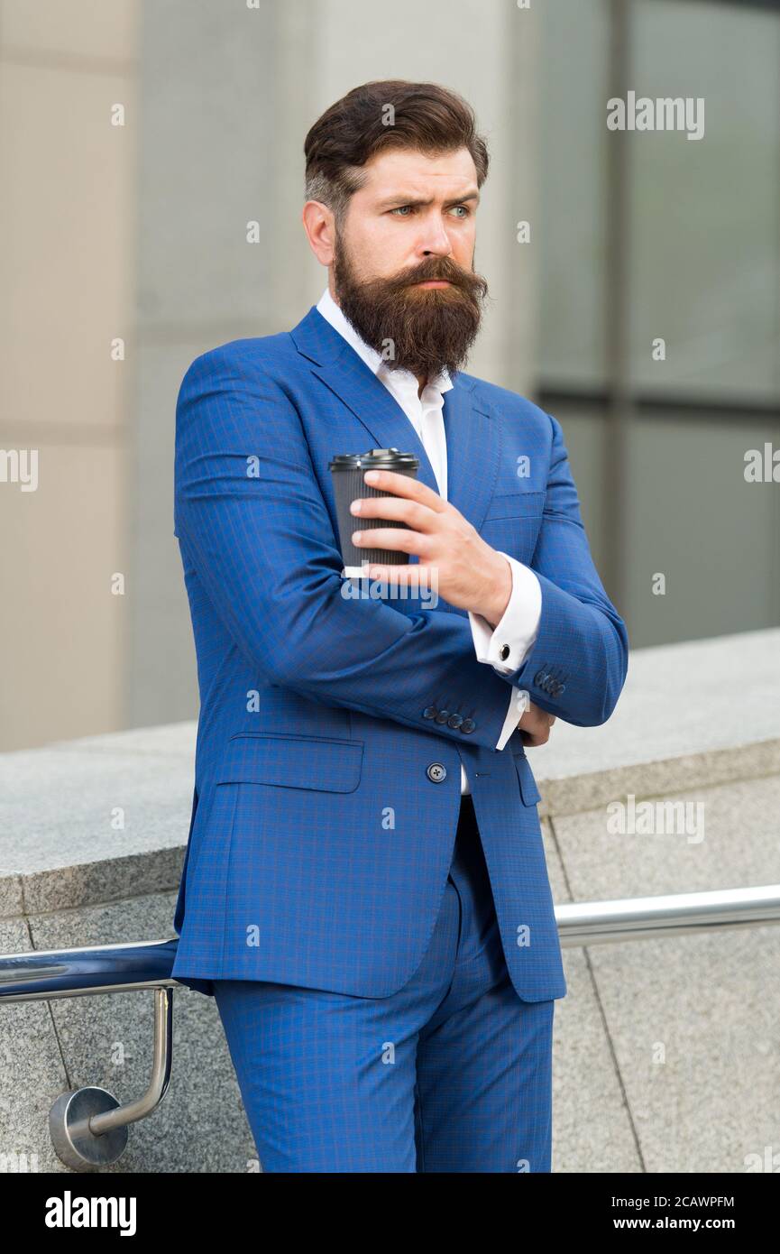 Tutto quello che si aggiunge è qui. Buon caffè del mattino. Prendere la bevanda. Uomo d'affari sicuro bisogno di ispirazione. Businessman bearded bere caffè per andare. Uomo formale in ufficio vestito bere caffè da tazza di carta. Foto Stock