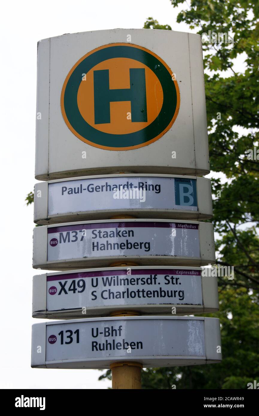 Die BVG-Haltestelle Paul-Gerhardt-Ring im Falkenhagener Feld / Spektefeld in Berlin-Spandau Foto Stock