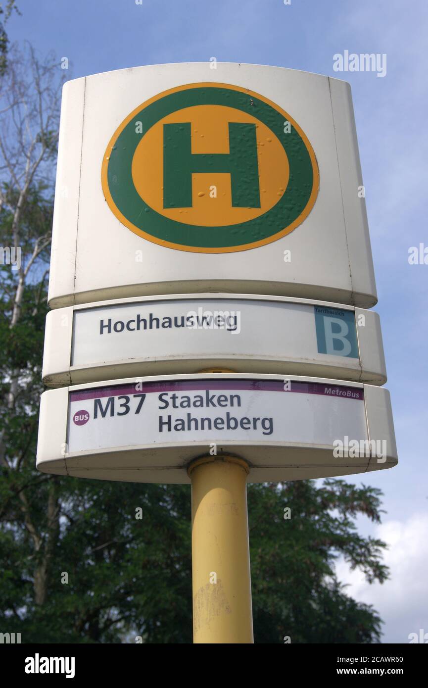 Die BVG-Haltestelle Hochhausweg im Falkenhagener Feld / Spektefeld in Berlin-Spandau Foto Stock