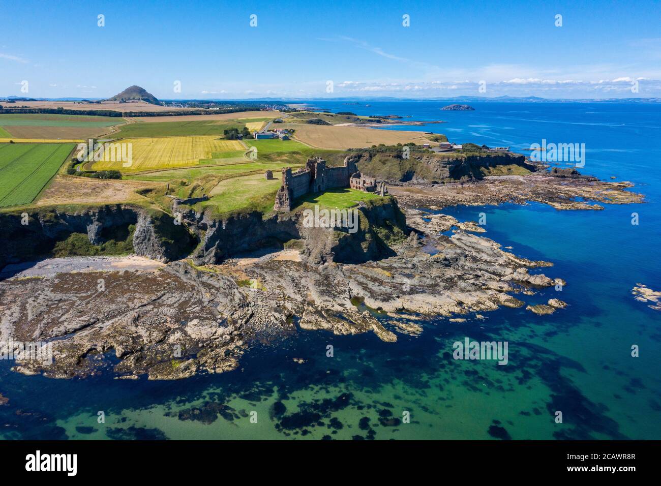 Veduta aerea del Castello di Tantallon, una fortezza in rovina della metà del XIV secolo, situata a 5 chilometri a est di North Berwick, nella zona di East Lothian, Scozia. Foto Stock