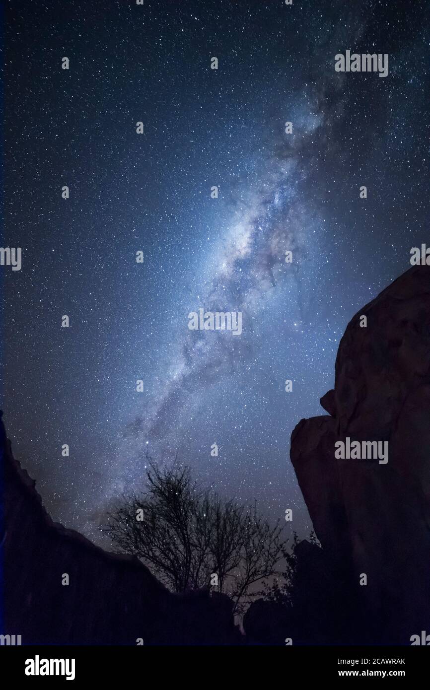 La magia del cielo notturno della Namibia, la Via Lattea vista nel campeggio di Damaraland Foto Stock