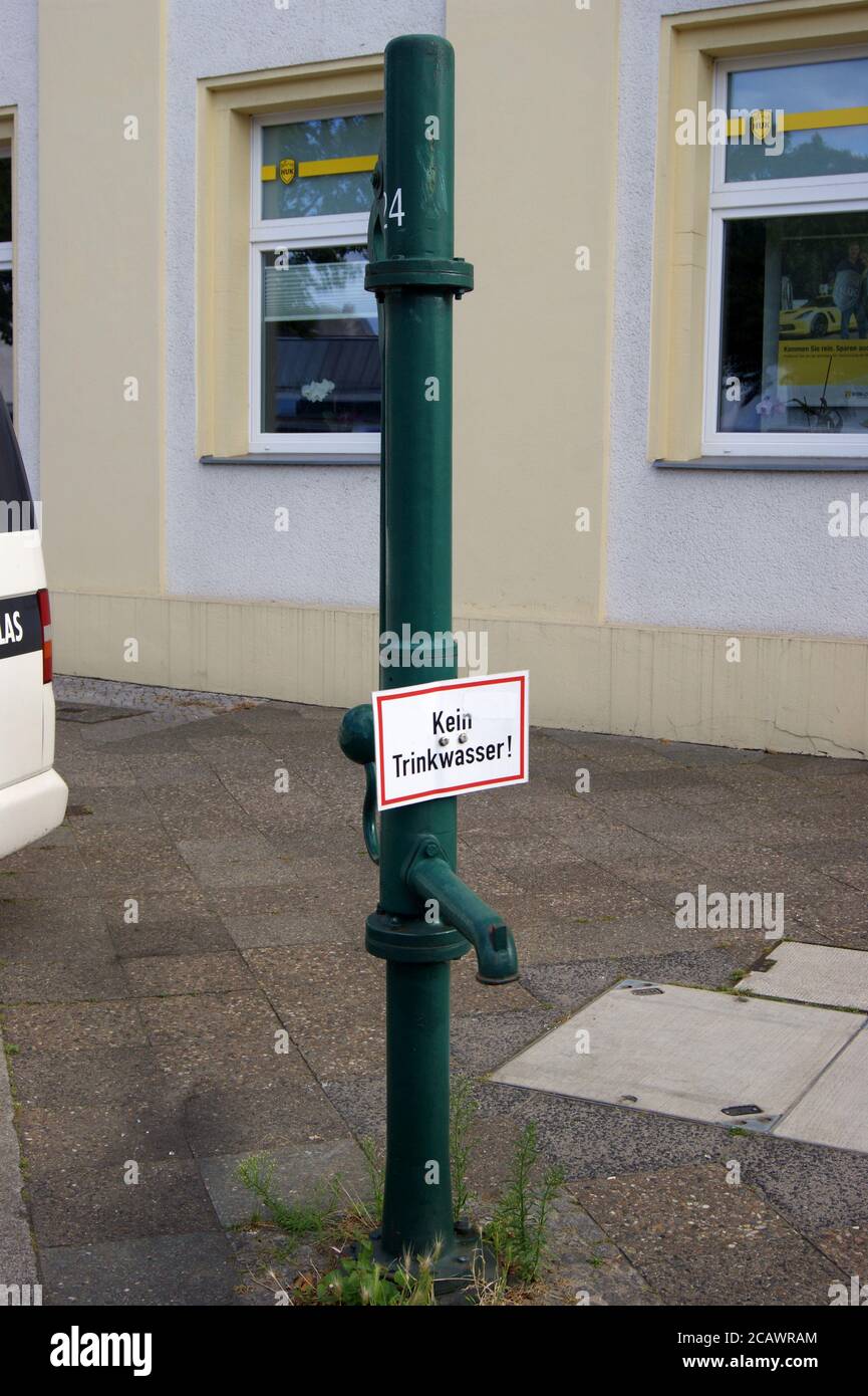 Wasserpumpe am Straßenrand (hier: Altonaer Straße Ecke Päwesiner Weg) a Berlino-Spandau Foto Stock