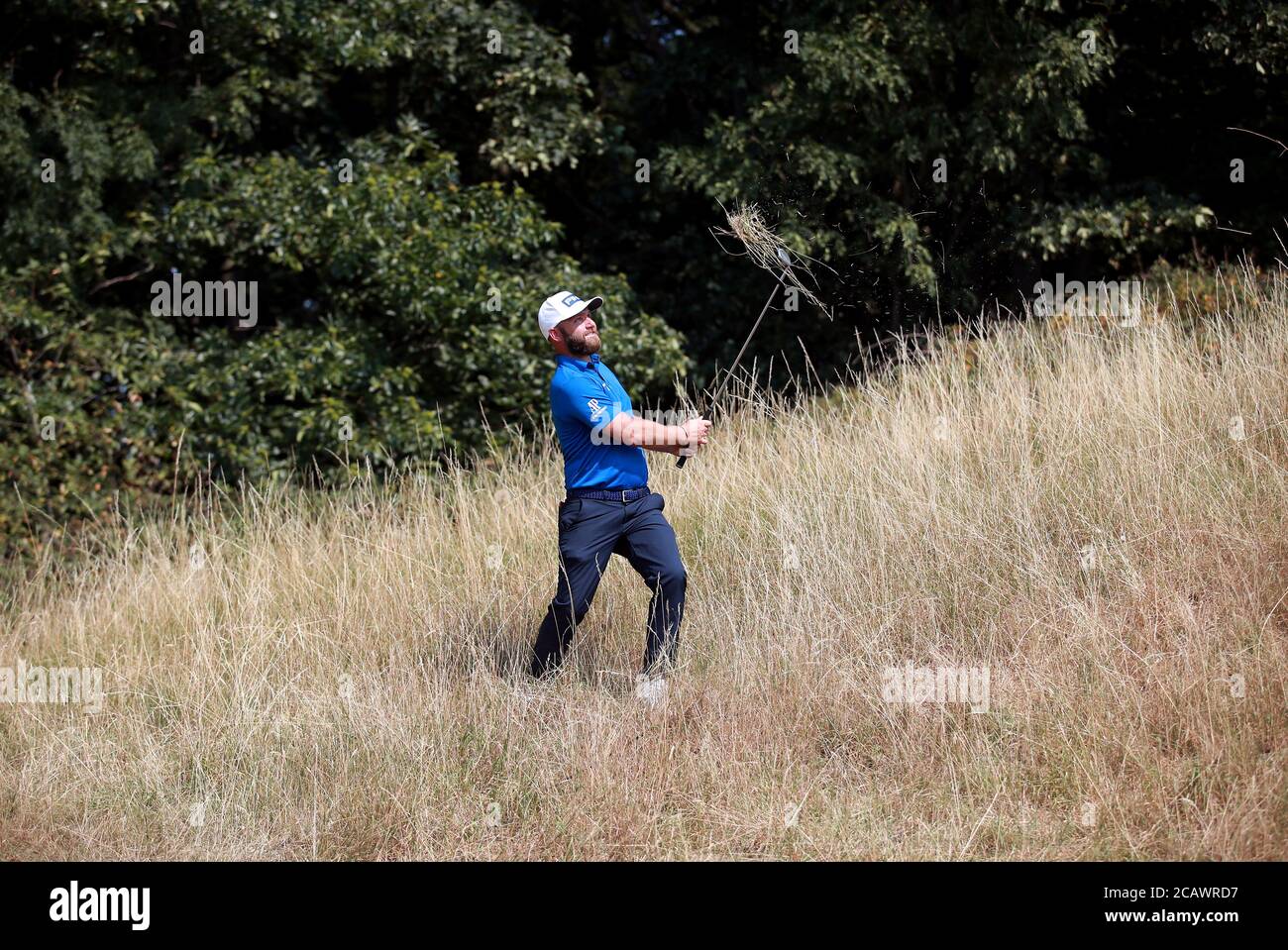 Andy Sullivan, in Inghilterra, gioca fuori dal gioco sulla prima buca durante il quarto giorno del campionato inglese all'Hanbury Manor Marriott Hotel and Country Club, Hertfordshire. Domenica 9 agosto 2020. Vedere PA storia GOLF Ware. Il credito fotografico dovrebbe essere: Adam Davy/PA Wire. RESTRIZIONI: Uso editoriale, nessun uso commerciale. Foto Stock