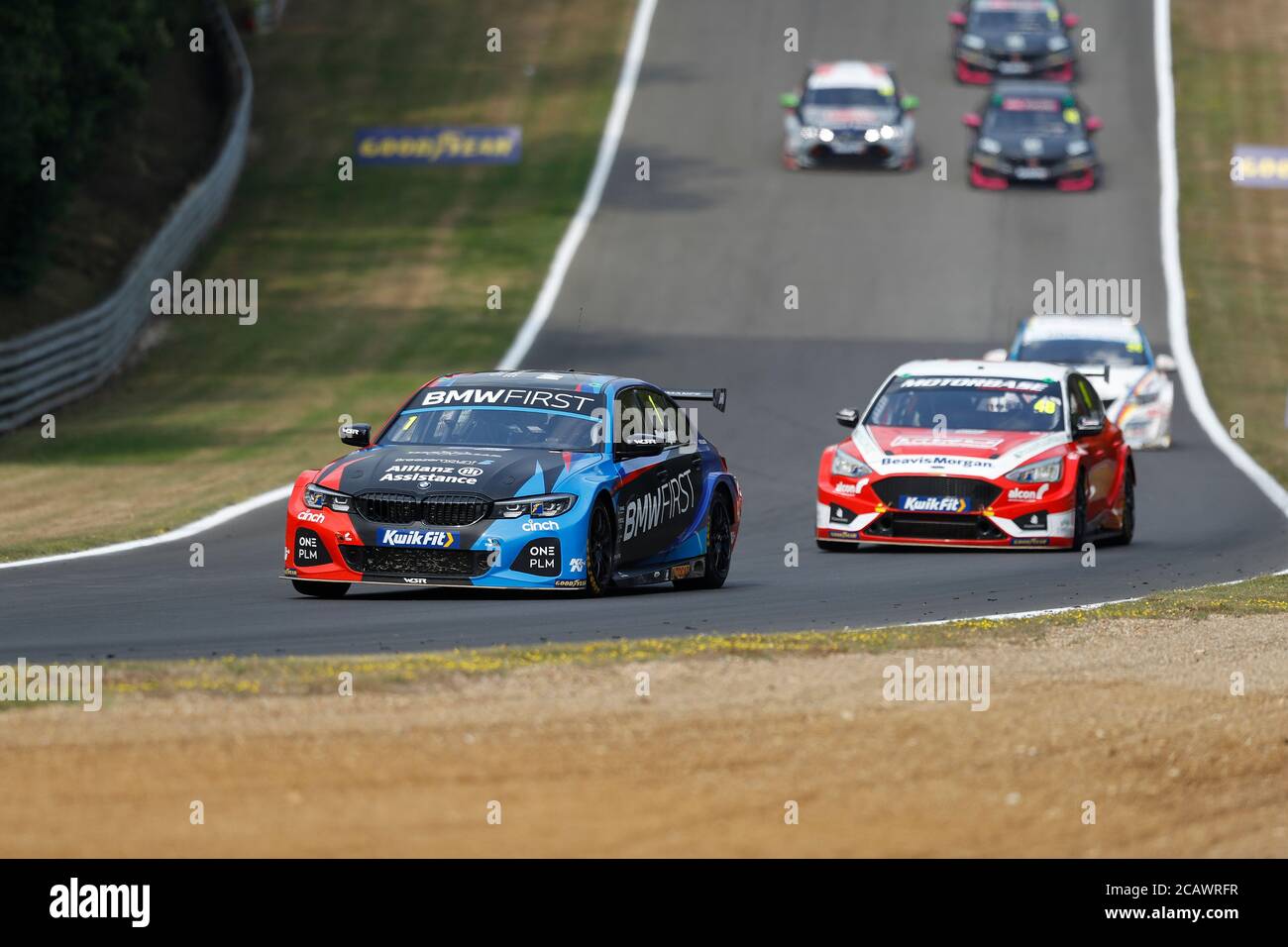 West Kingsdown, Kent, Regno Unito. 09 agosto 2020. Kwik Fit British Touring Car Championship, Race Day; Colin Turkington nella sua squadra BMW 330i M Sport che guida il pack su Hawthorns Hill durante il round 4 Credit: Action Plus Sports Images/Alamy Live News Foto Stock