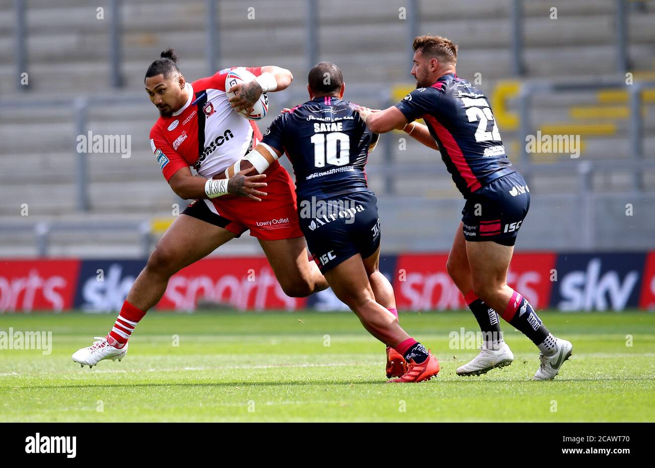 Salford Red Devils Pauli Pauli (a sinistra) è affrontato da Chris Satae (al centro) del Hull FC e Josh Bowden durante la partita della Betfred Super League allo Emerald Headingley Stadium di Leeds. Foto Stock