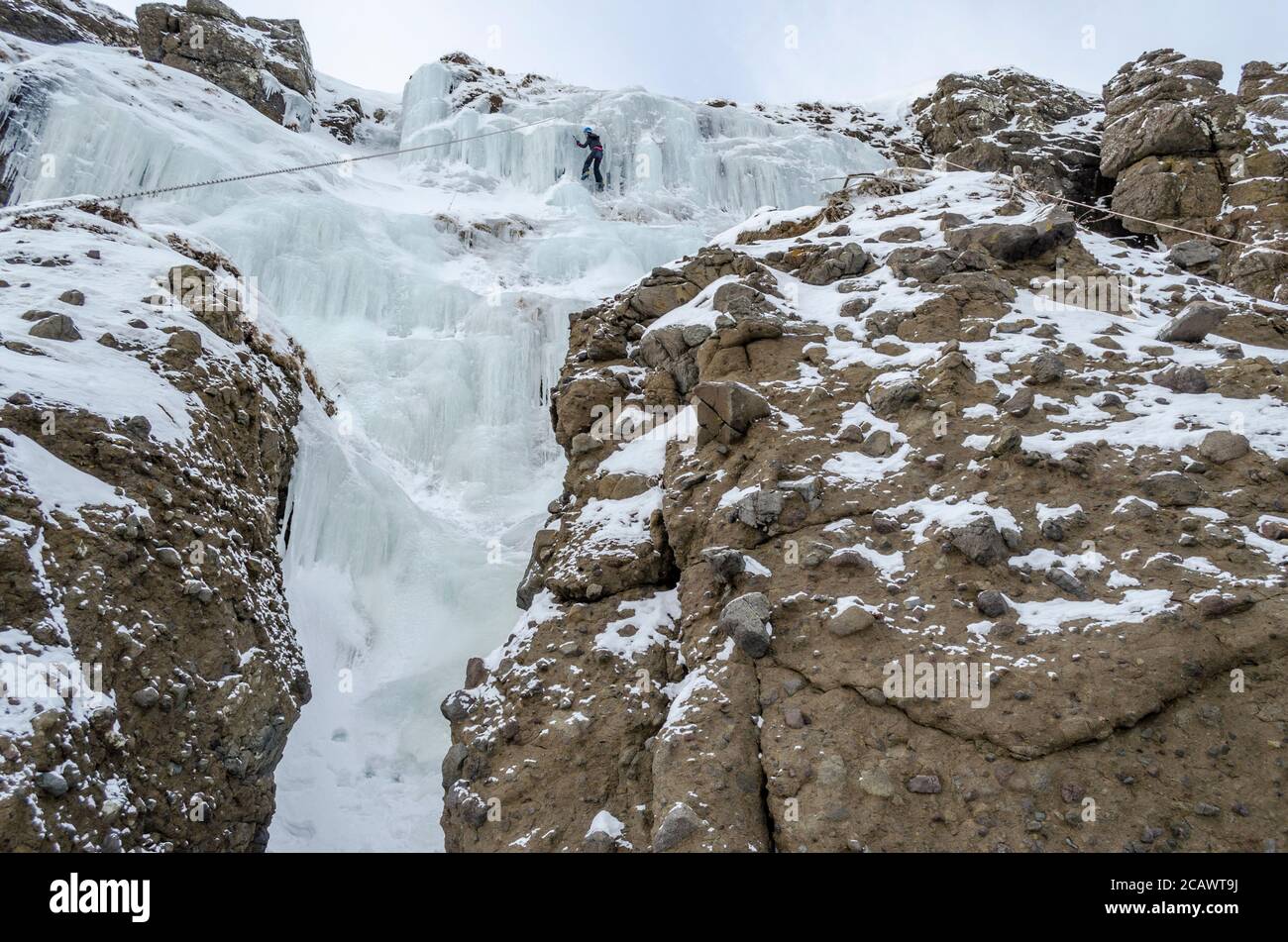 Una vista della cascata ghiacciata. Baia di Tikhaya, Isola di Sakhalin, Mare di Okhotsk Foto Stock