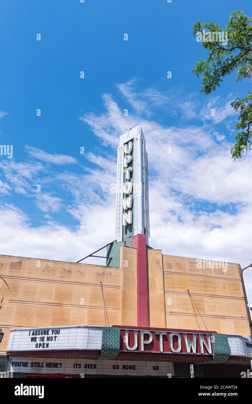 Minneapolis, MN/USA - 21 giugno 2020: Simbolo del cinema e marchese con messaggio divertente nel quartiere di Uptown. Foto Stock