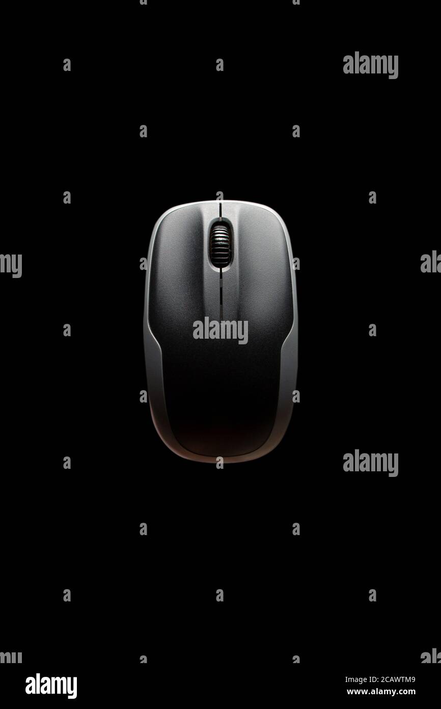 mouse del computer isolato su sfondo nero. Foto Stock